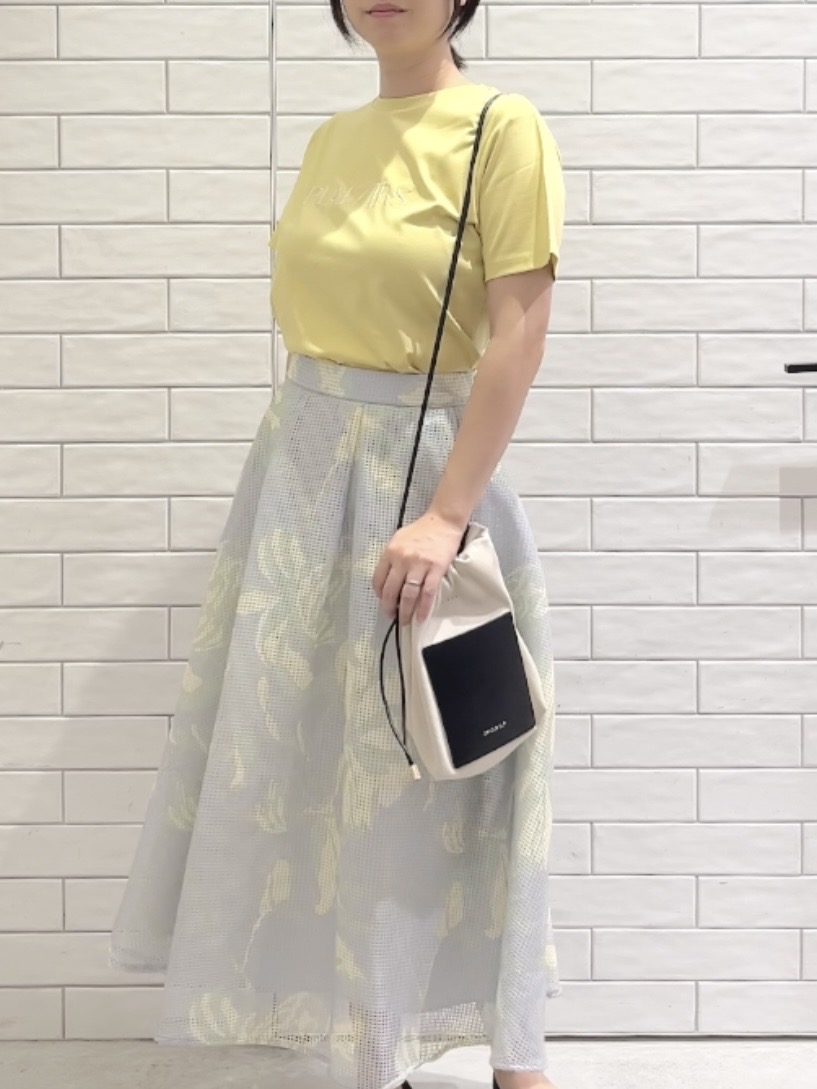 しおりさんの「OPAQUE.CLIP｜◆刺繍＆スパンコールロゴTシャツ【洗濯機洗い可】」を使ったコーディネート