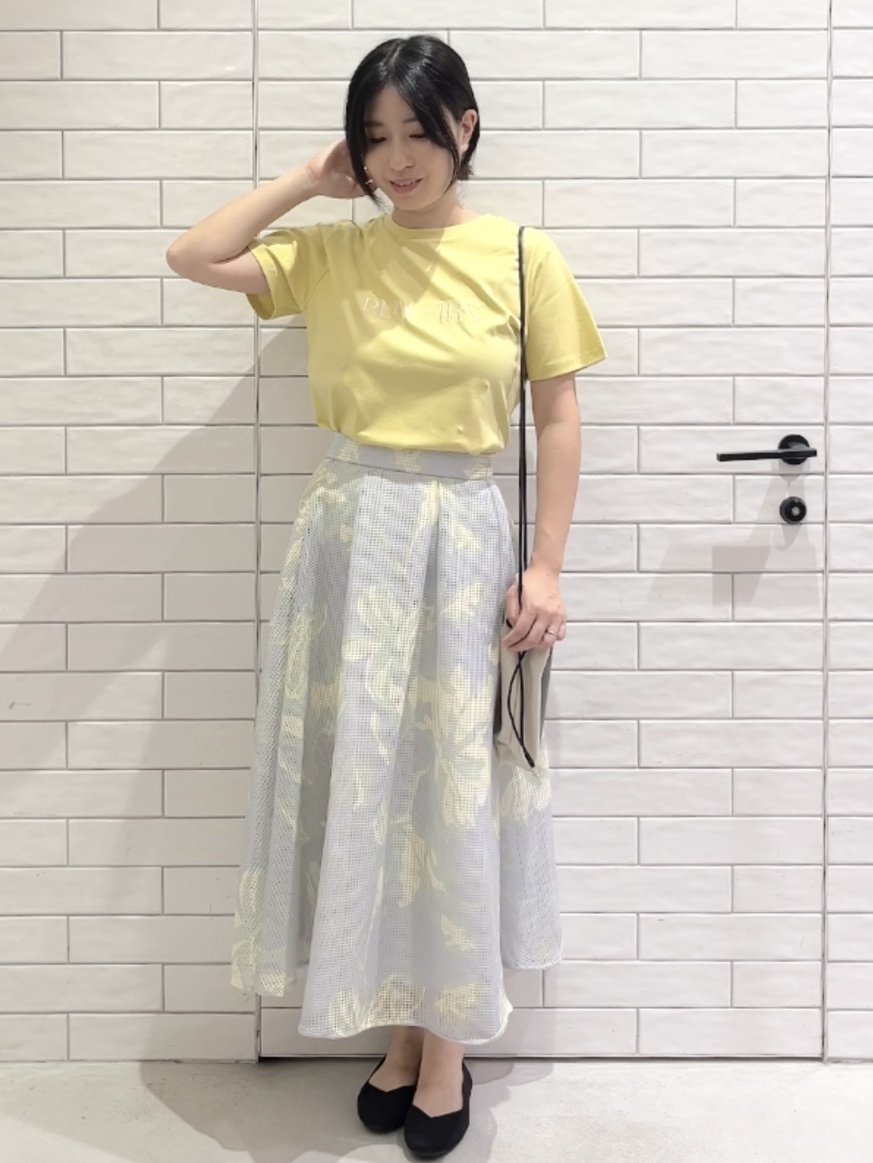 しおりさんの「OPAQUE.CLIP｜◆刺繍＆スパンコールロゴTシャツ【洗濯機洗い可】」を使ったコーディネート