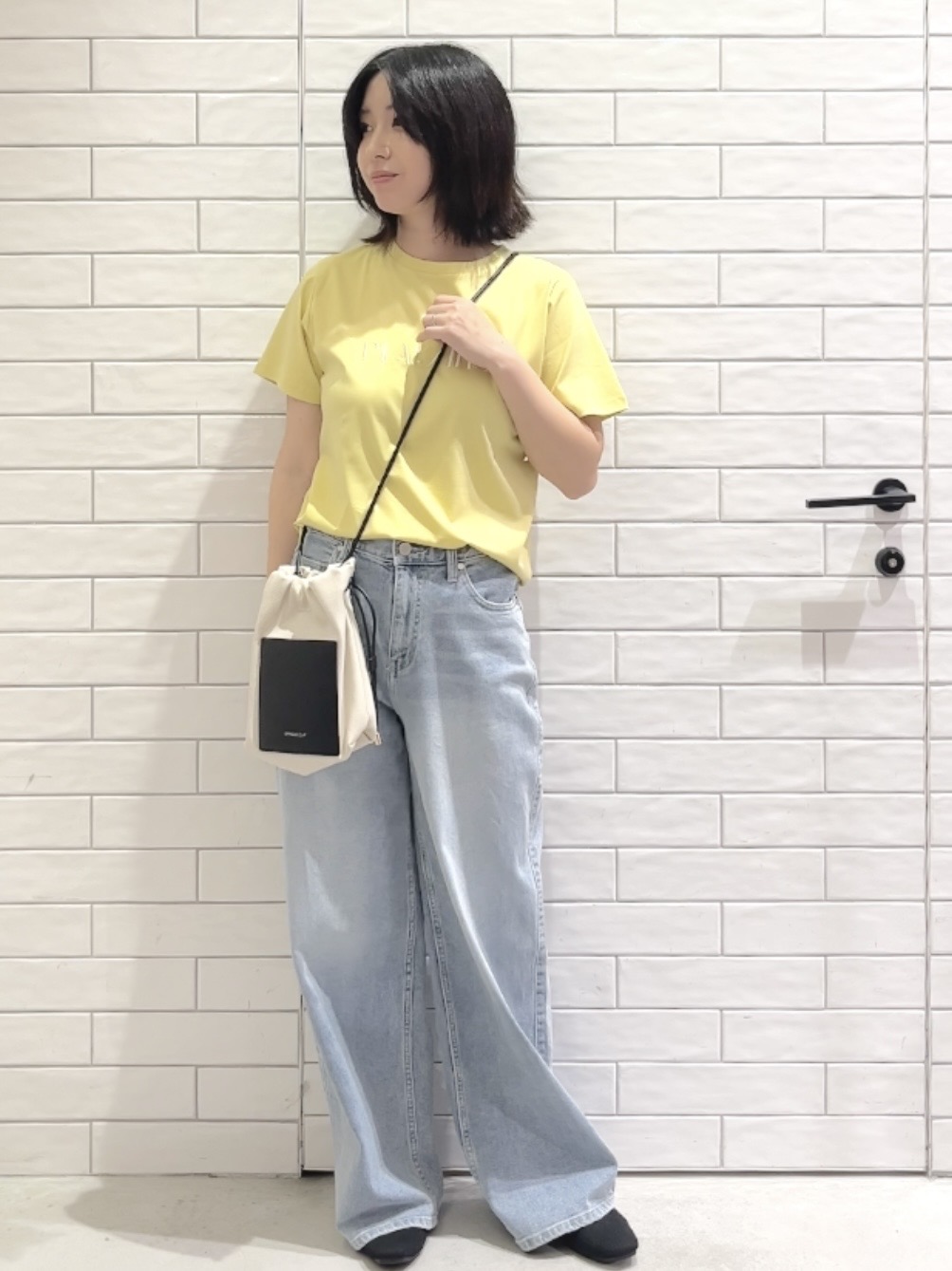 しおりさんの「OPAQUE.CLIP｜刺繍＆スパンコールロゴTシャツ【洗濯機洗い可】」を使ったコーディネート