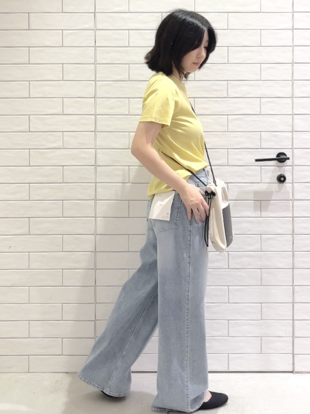 しおりさんの「OPAQUE.CLIP｜刺繍＆スパンコールロゴTシャツ【洗濯機洗い可】」を使ったコーディネート