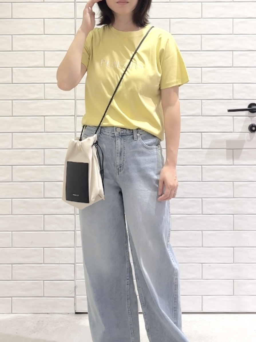しおりさんの「OPAQUE.CLIP｜刺繍＆スパンコールロゴTシャツ【洗濯機洗い可】」を使ったコーディネート