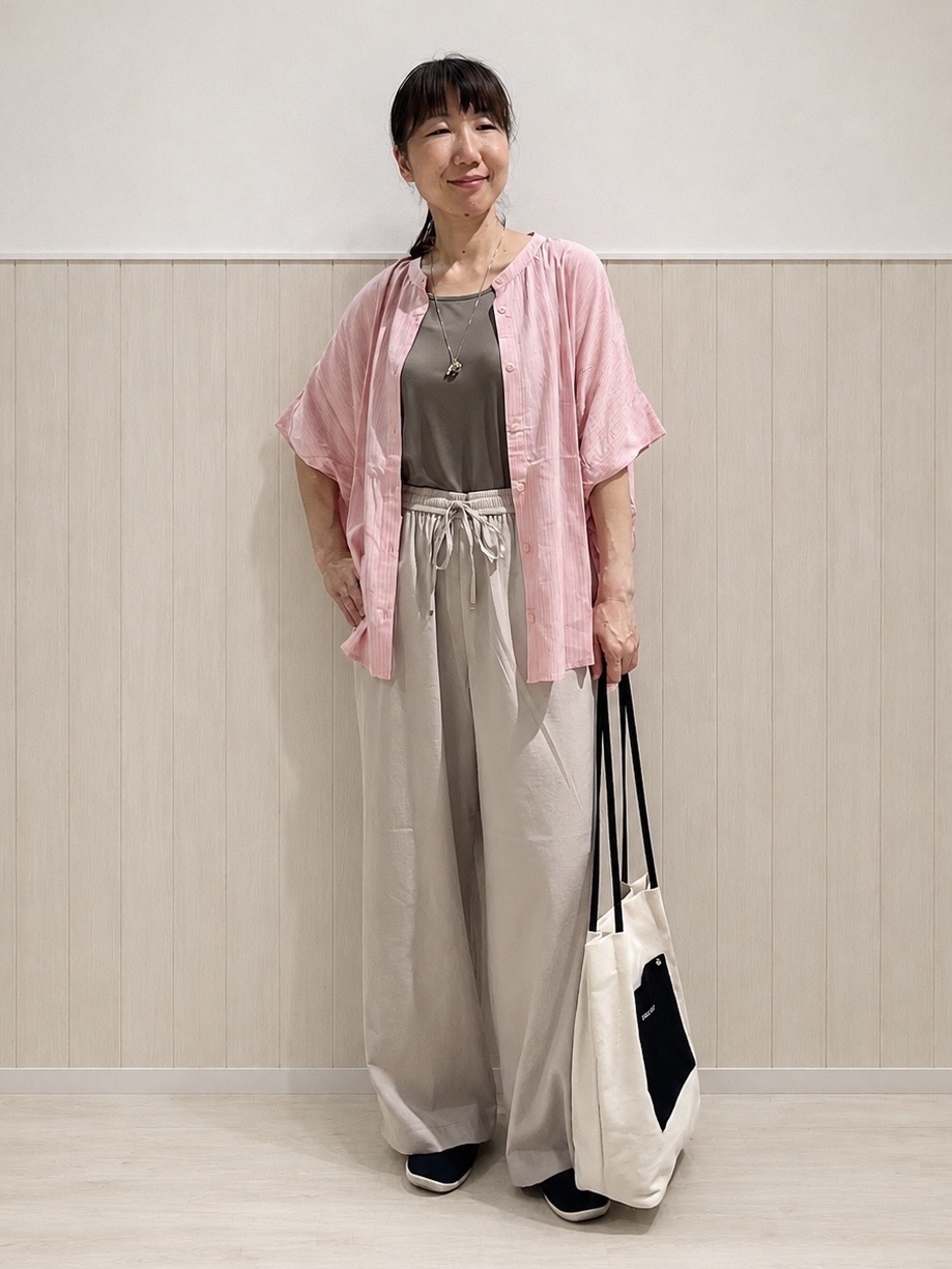 まつみさんの「SHOO･LA･RUE｜【ひんやり/洗濯機可/体型カバー】二の腕隠れる ゆるっと襟ギャザーレーヨンブラウス」を使ったコーディネート