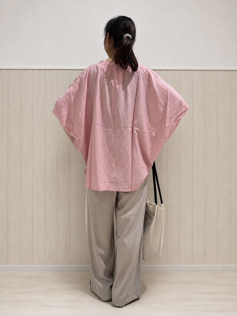 まつみさんの「SHOO･LA･RUE｜【ひんやり/洗濯機可/体型カバー】二の腕隠れる ゆるっと襟ギャザーレーヨンブラウス」を使ったコーディネート