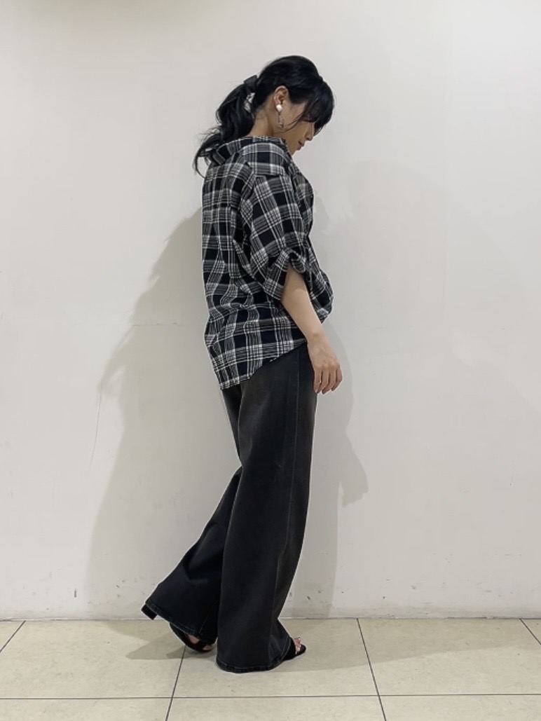 watanabeさんの「UNTITLED｜【コットン100％／透け感／2WAY】袖アレンジ チェックシャツ」を使ったコーディネート