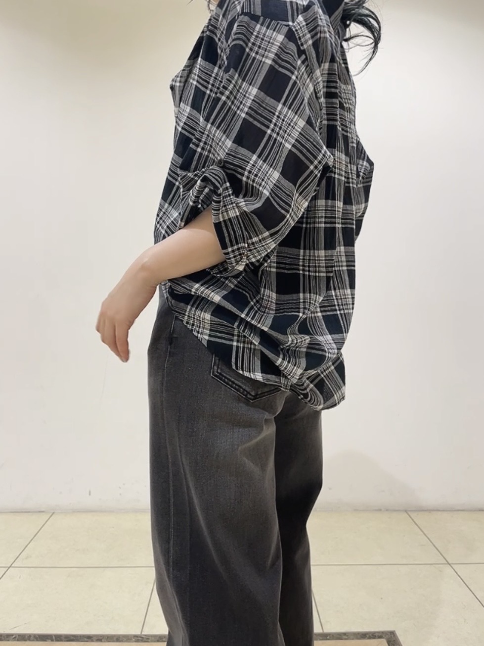 watanabeさんの「UNTITLED｜【コットン100％／透け感／2WAY】袖アレンジ チェックシャツ」を使ったコーディネート