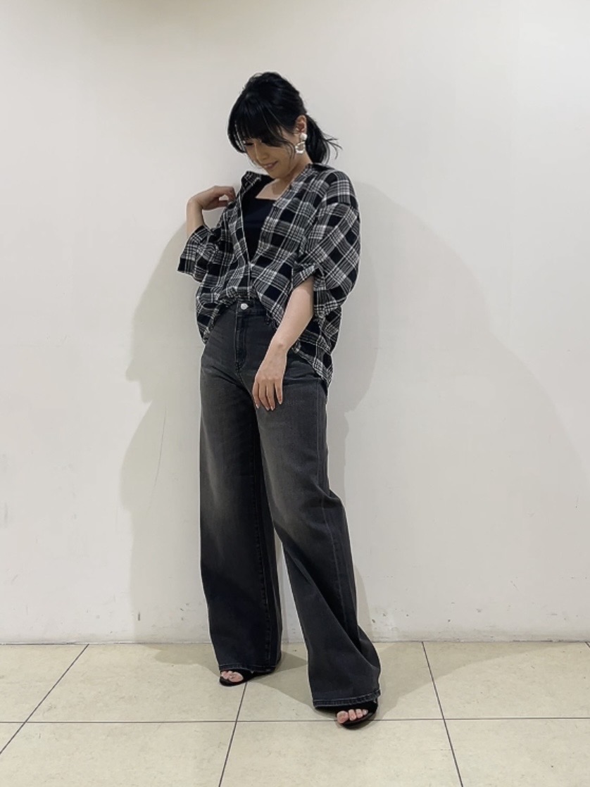 watanabeさんの「UNTITLED｜【コットン100％／透け感／2WAY】袖アレンジ チェックシャツ」を使ったコーディネート