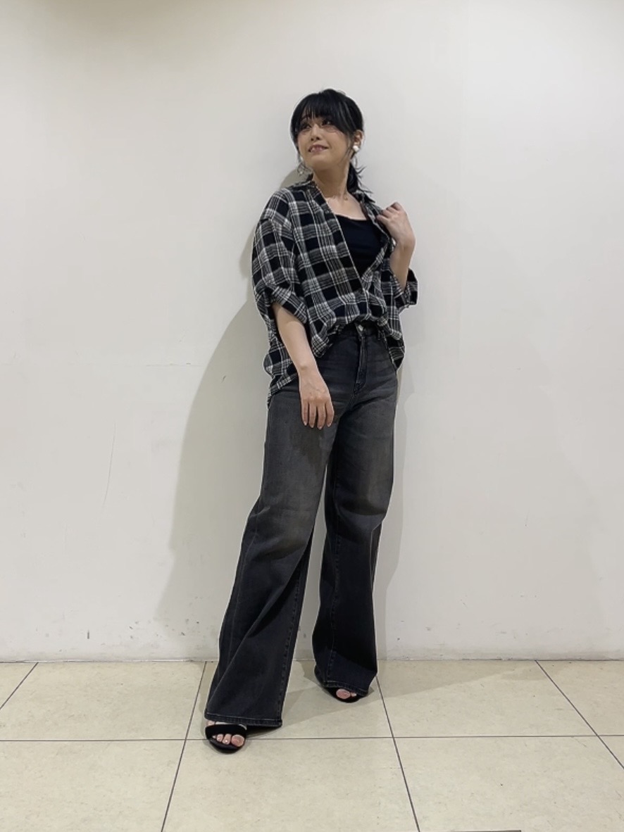 watanabeさんの「UNTITLED｜【コットン100％／透け感／2WAY】袖アレンジ チェックシャツ」を使ったコーディネート