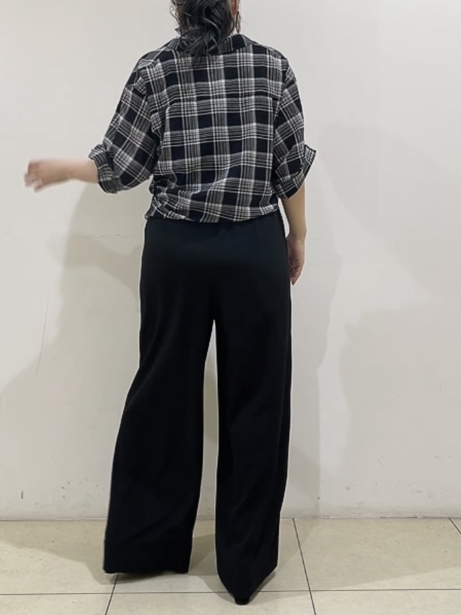 watanabeさんの「UNTITLED｜【コットン100％／透け感／2WAY】袖アレンジ チェックシャツ」を使ったコーディネート