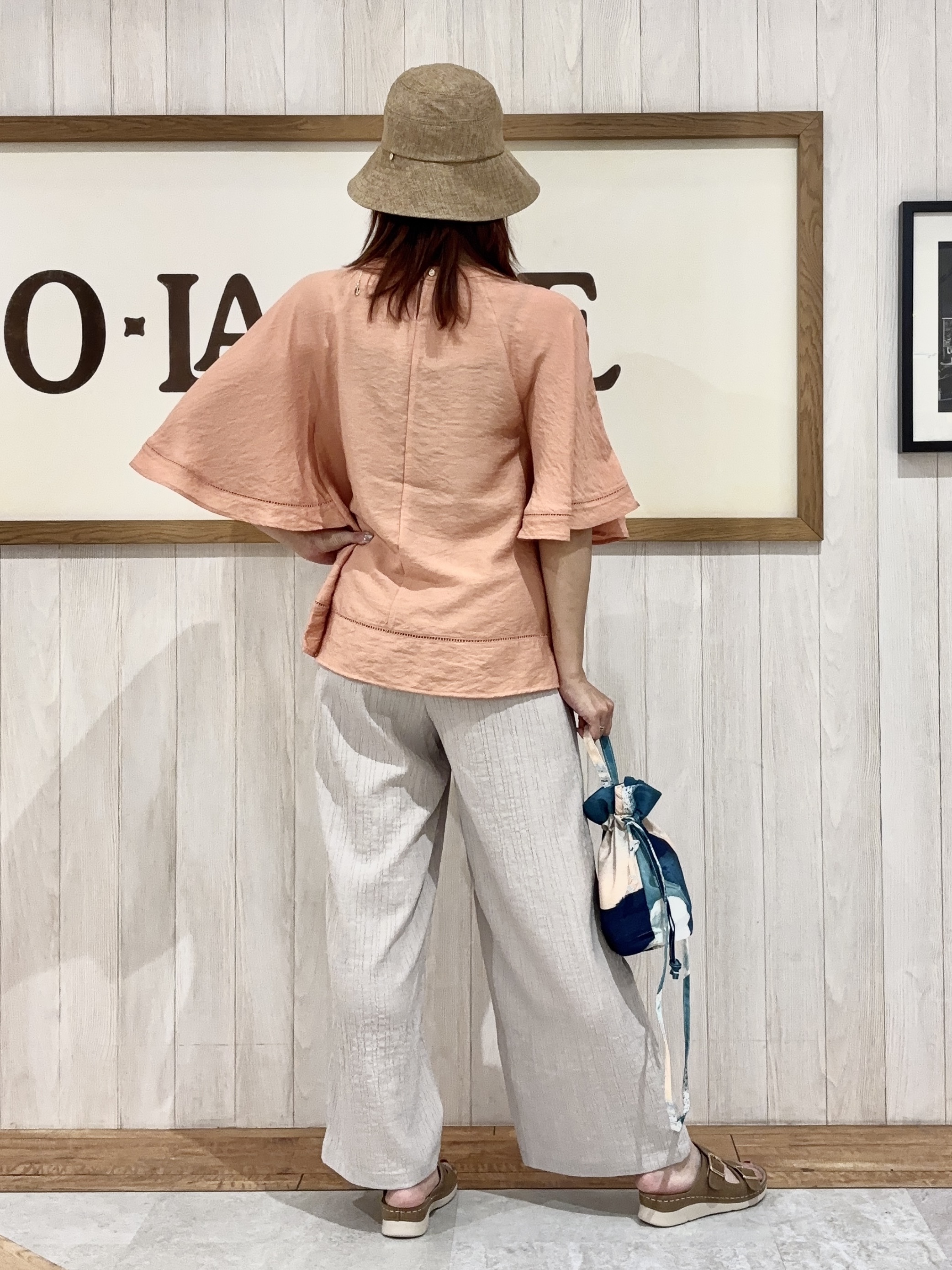 みきぽんさんの「SHOO･LA･RUE｜【ひんやり/S-LL/洗濯機可】体型カバー ふんわりスラブポンチョ風ブラウス」を使ったコーディネート