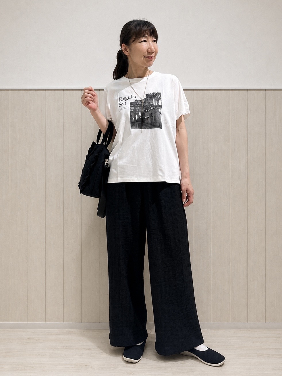 まつみさんの「SHOO･LA･RUE｜【ひんやり/UV】ほんのりシアーで上品な バックギャザーブラウス」を使ったコーディネート