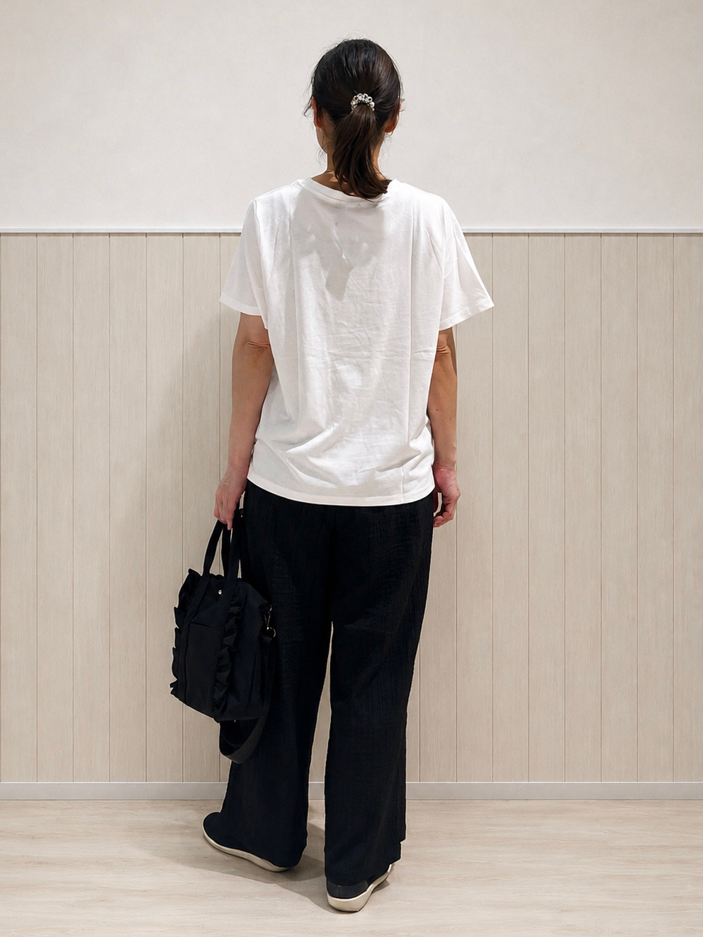 まつみさんの「SHOO･LA･RUE｜【ひんやり/UV】ほんのりシアーで上品な バックギャザーブラウス」を使ったコーディネート