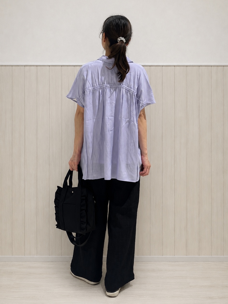 まつみさんの「SHOO･LA･RUE｜【ひんやり/UV】ほんのりシアーで上品な バックギャザーブラウス」を使ったコーディネート