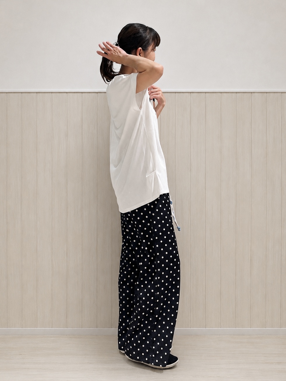 まつみさんの「SHOO･LA･RUE｜【汗じみ防止/ひんやり/体型カバー】真夏の味方。 汗じみが気になりにくい 大人の刺繍ロゴTシャツ」を使ったコーディネート
