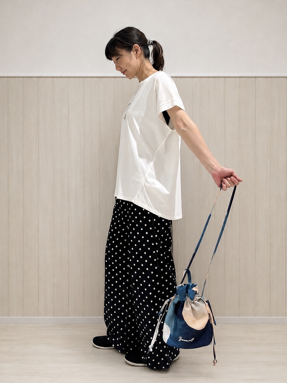 まつみさんの「SHOO･LA･RUE｜【汗じみ防止/ひんやり/体型カバー】真夏の味方。 汗じみが気になりにくい 大人の刺繍ロゴTシャツ」を使ったコーディネート