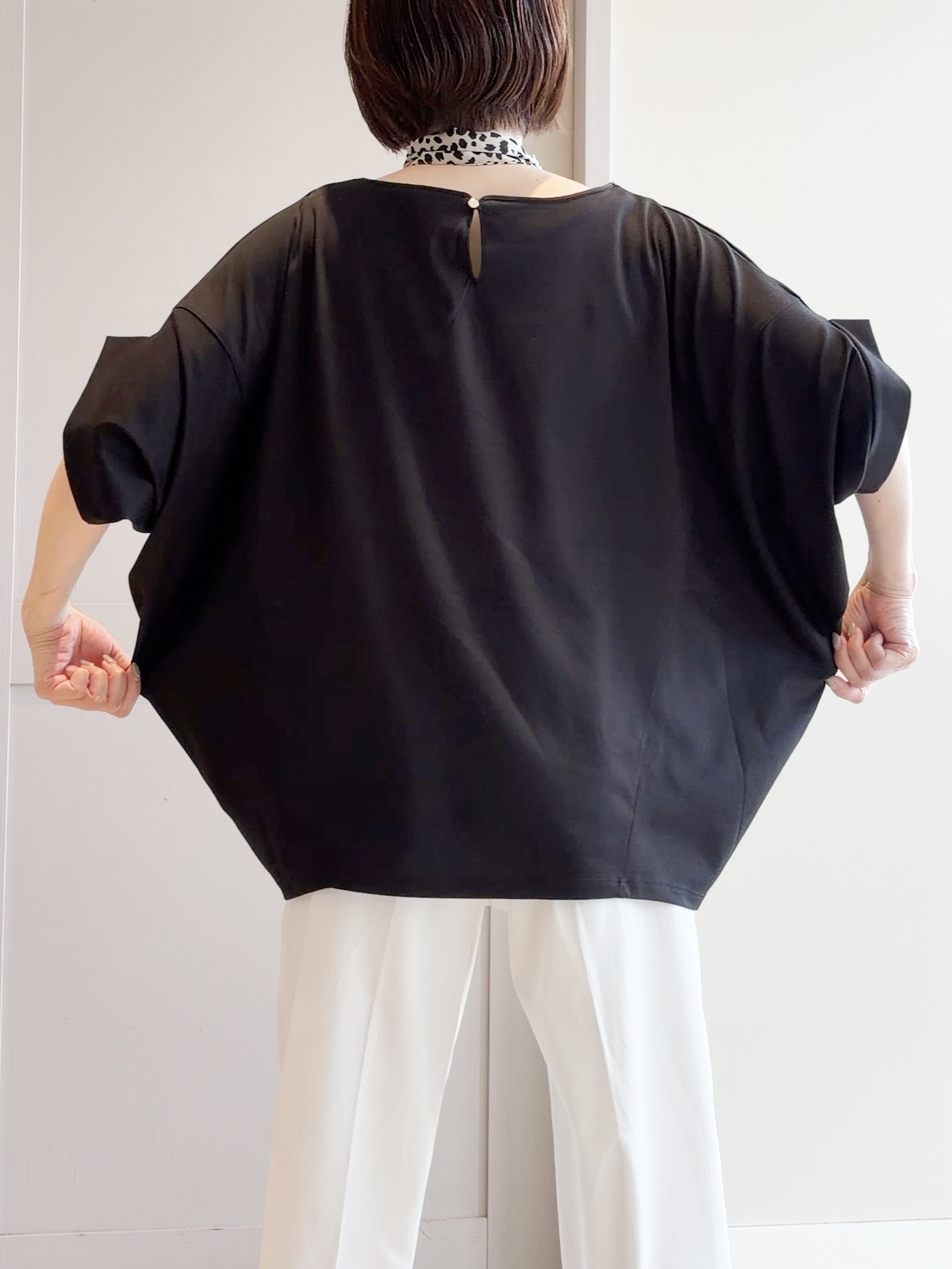 yamakoさんの「grove｜【持続冷感・体型カバー】サテンパイピングドルマンカットソー」を使ったコーディネート