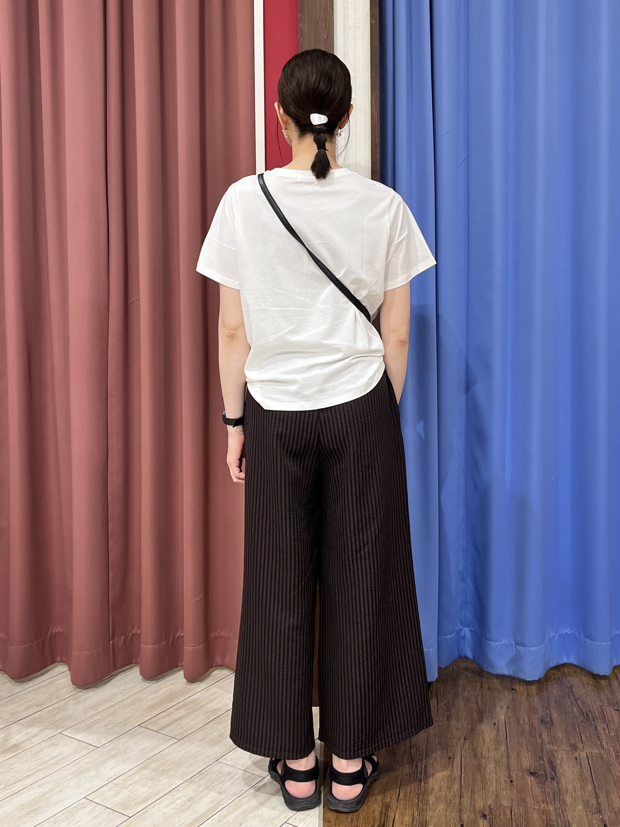 muさんの「SHOO･LA･RUE｜【綿100%/ひんやり/S-LL/洗濯機可】選べる5柄 大人のベーシックカラープリントTシャツ」を使ったコーディネート