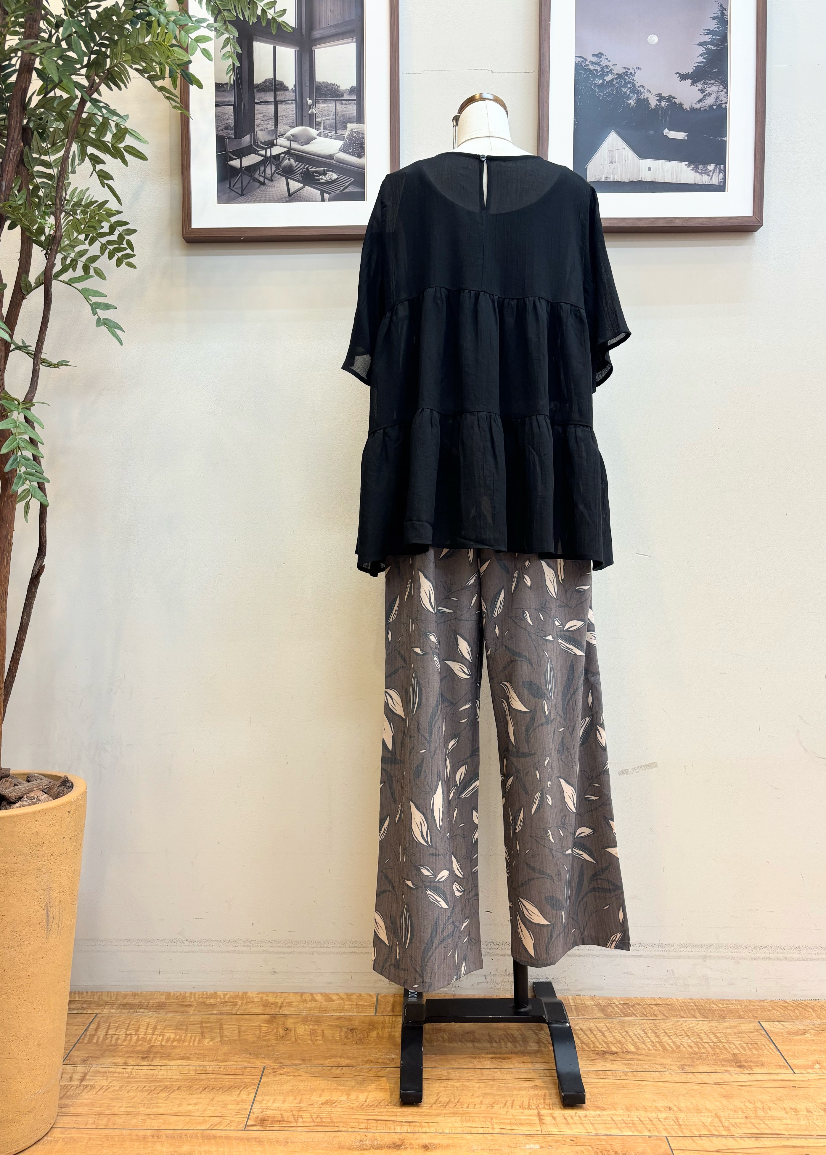 maiさんの「SHOO･LA･RUE｜【洗濯機可/S-LL】インせず着られる シアー素材が上品なティアードブラウス」を使ったコーディネート