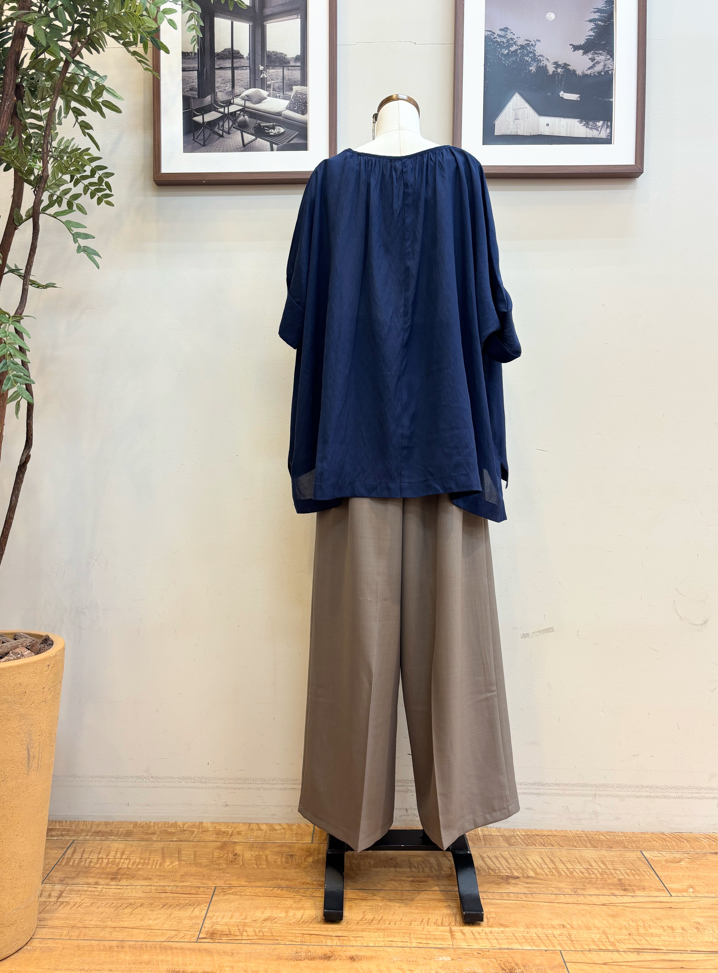 maiさんの「SHOO･LA･RUE｜【2点セット/洗濯機可/インしないで着られる】リボン付きポンチョ風ブラウス＆タンクトップ」を使ったコーディネート