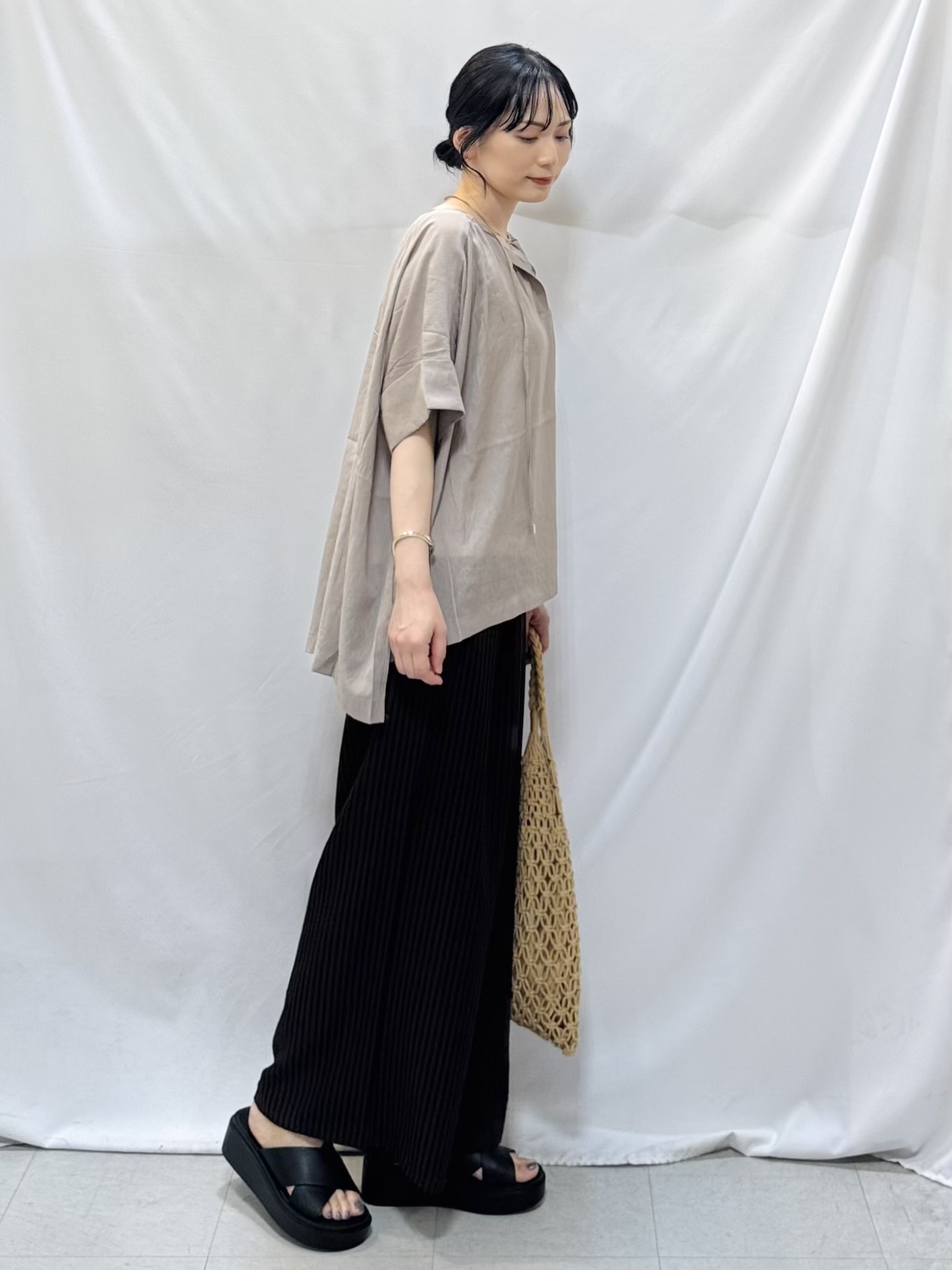 𝐇𝐢𝐫𝐨𝐦𝐢さんの「SHOO･LA･RUE｜【2点セット】ポンチョ風ブラウス＆タンクトップセット」を使ったコーディネート