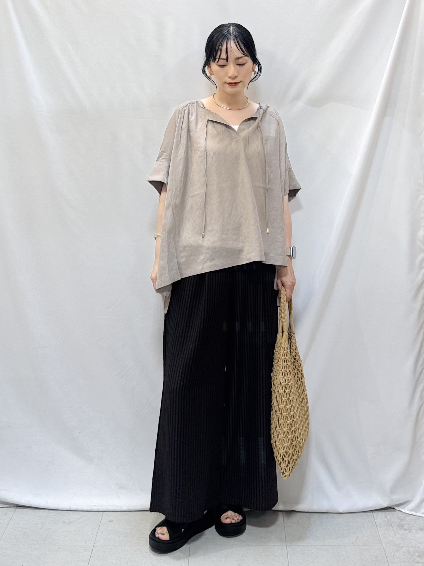 𝐇𝐢𝐫𝐨𝐦𝐢さんの「SHOO･LA･RUE｜【2点セット】ポンチョ風ブラウス＆タンクトップセット」を使ったコーディネート