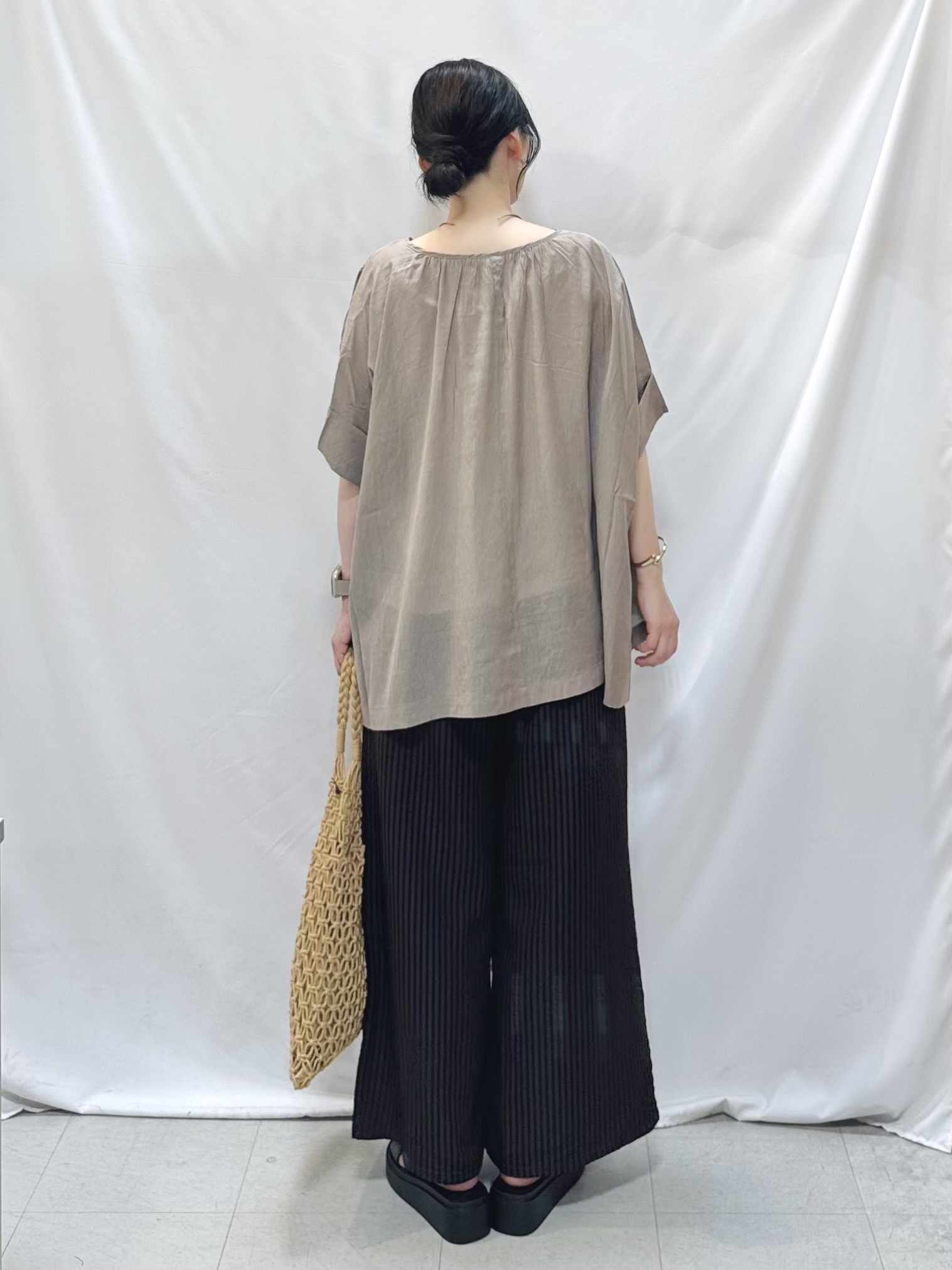 𝐇𝐢𝐫𝐨𝐦𝐢さんの「SHOO･LA･RUE｜【2点セット】ポンチョ風ブラウス＆タンクトップセット」を使ったコーディネート