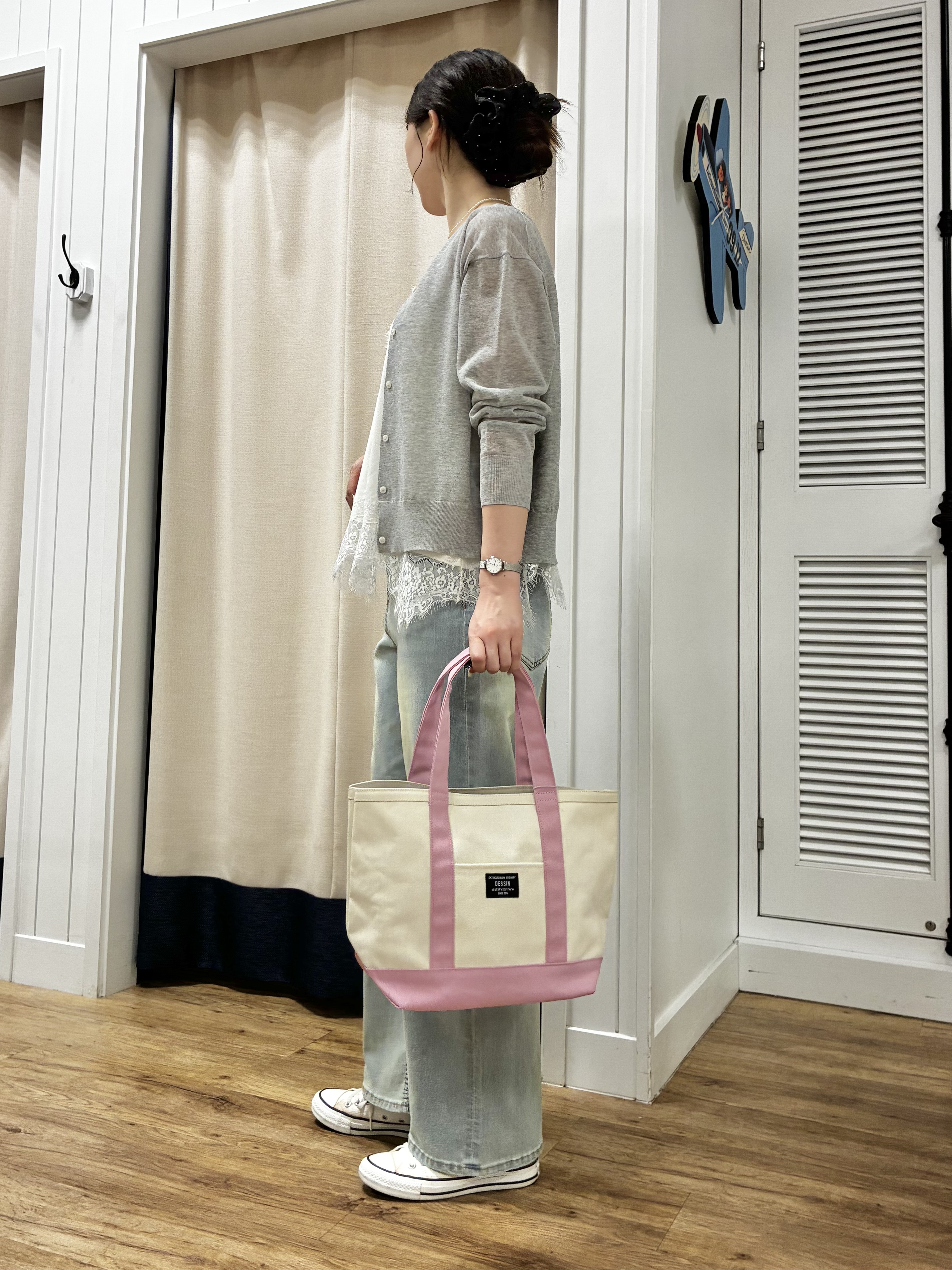 KANNAさんの「Dessin｜ペーパータッチ クルーネックカーディガン」を使ったコーディネート