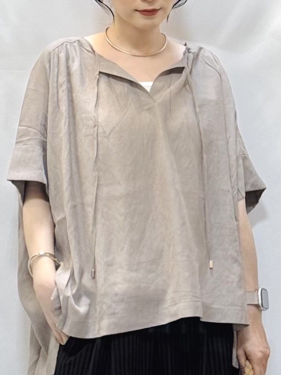 𝐇𝐢𝐫𝐨𝐦𝐢さんの「SHOO･LA･RUE｜【2点セット】ポンチョ風ブラウス＆タンクトップセット」を使ったコーディネート