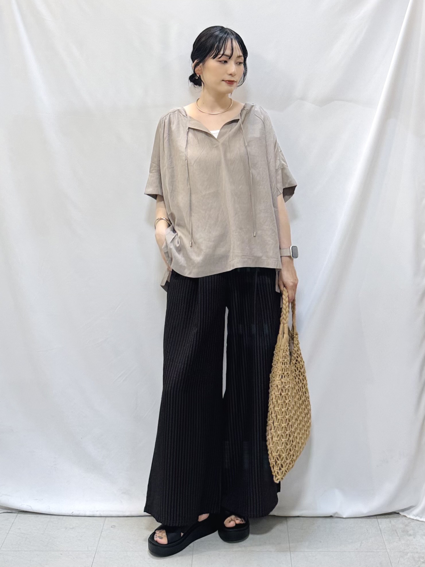 𝐇𝐢𝐫𝐨𝐦𝐢さんの「SHOO･LA･RUE｜【2点セット】ポンチョ風ブラウス＆タンクトップセット」を使ったコーディネート