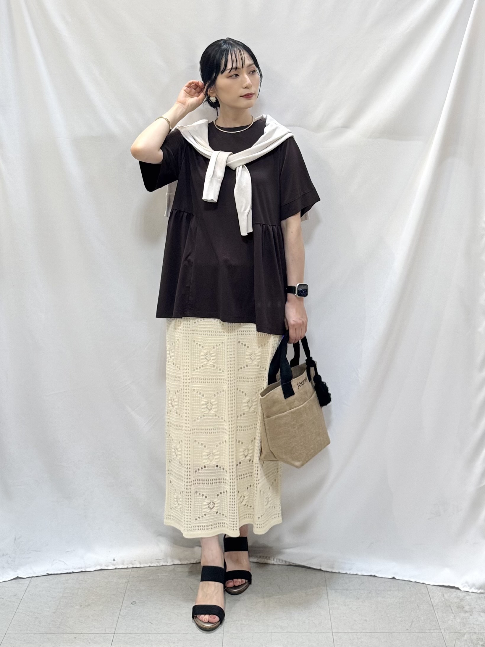 𝐇𝐢𝐫𝐨𝐦𝐢さんの「SHOO･LA･RUE｜【洗濯機可/ひんやり/UV】さらっとしたタッチが心地よい ショート丈 Vネックカーディガン」を使ったコーディネート