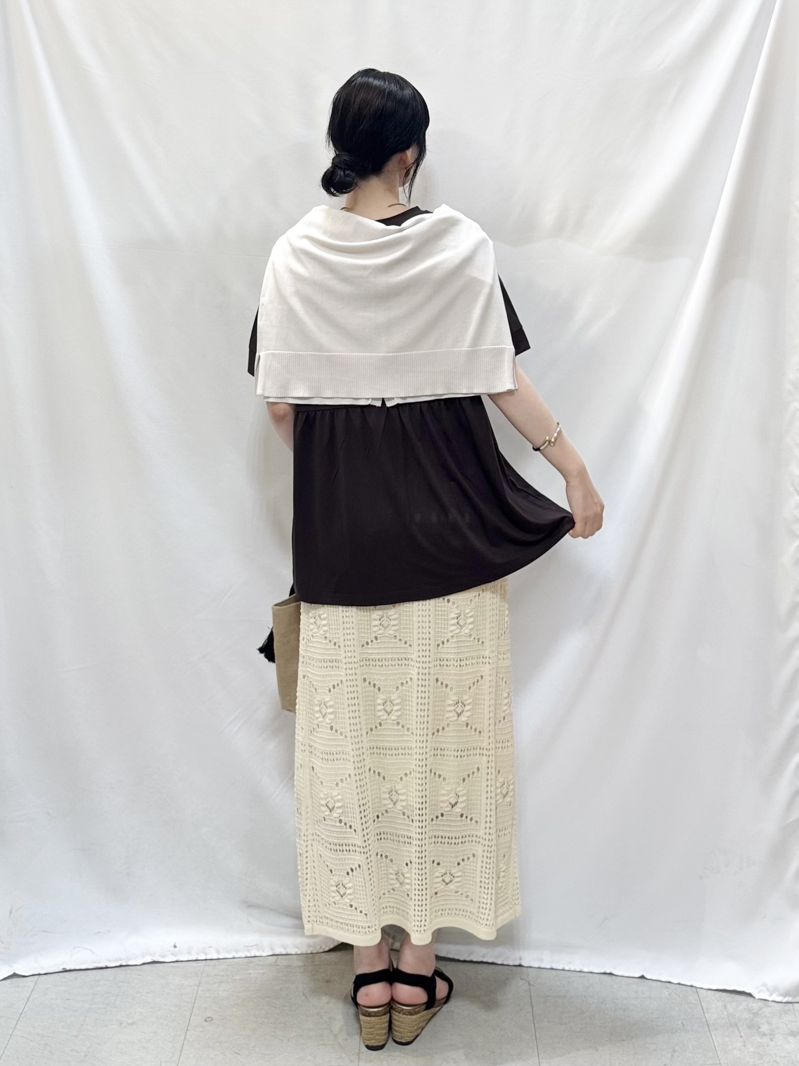 𝐇𝐢𝐫𝐨𝐦𝐢さんの「SHOO･LA･RUE｜【洗濯機可/ひんやり/UV】さらっとしたタッチが心地よい ショート丈 Vネックカーディガン」を使ったコーディネート