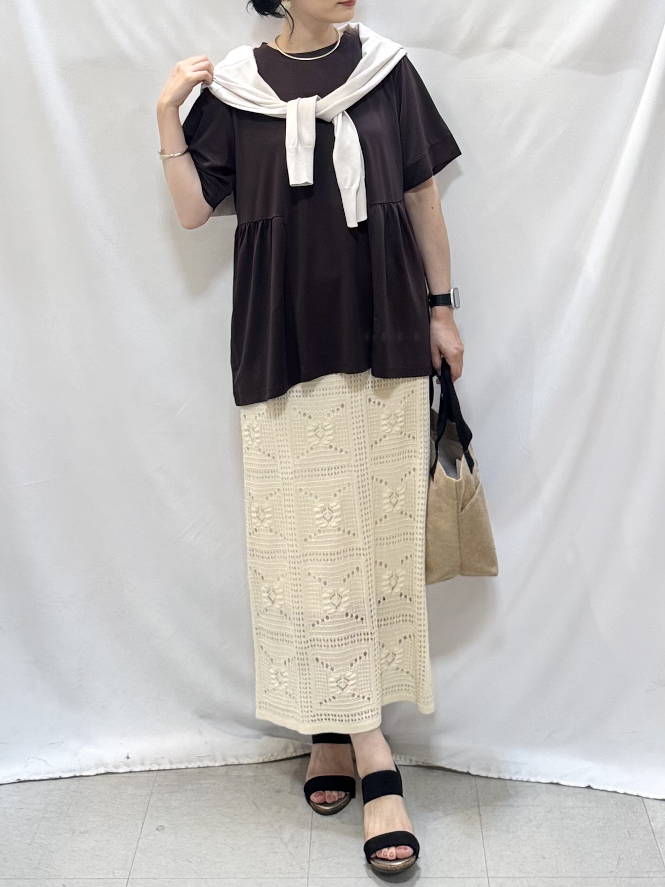 𝐇𝐢𝐫𝐨𝐦𝐢さんの「SHOO･LA･RUE｜【洗濯機可/ひんやり/UV】さらっとしたタッチが心地よい ショート丈 Vネックカーディガン」を使ったコーディネート