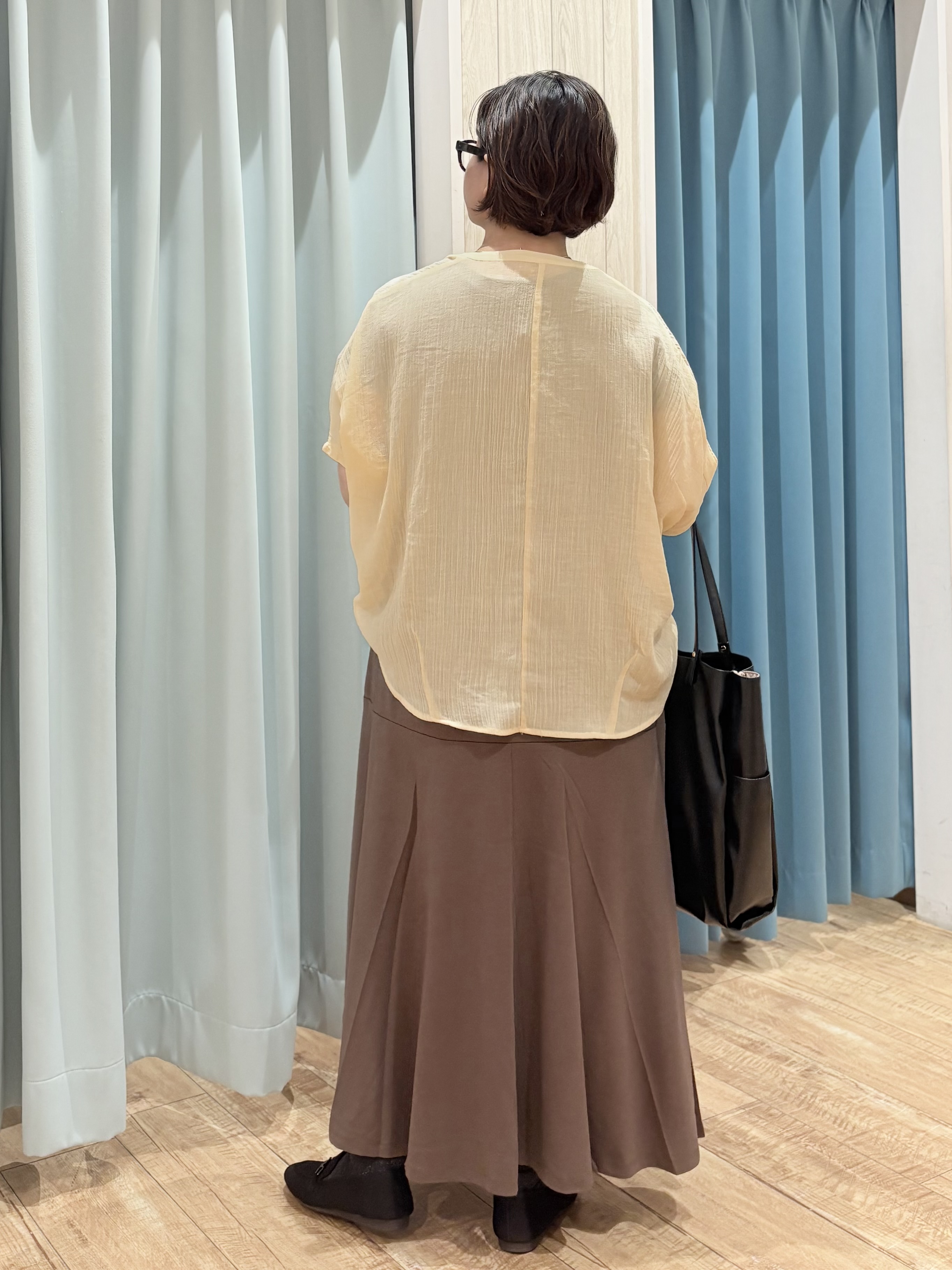 砂糖さんの「SHOO･LA･RUE｜【洗濯機可/選べる6色】風合いを楽しむ 楊柳シアーゆったりドルマンブラウス」を使ったコーディネート