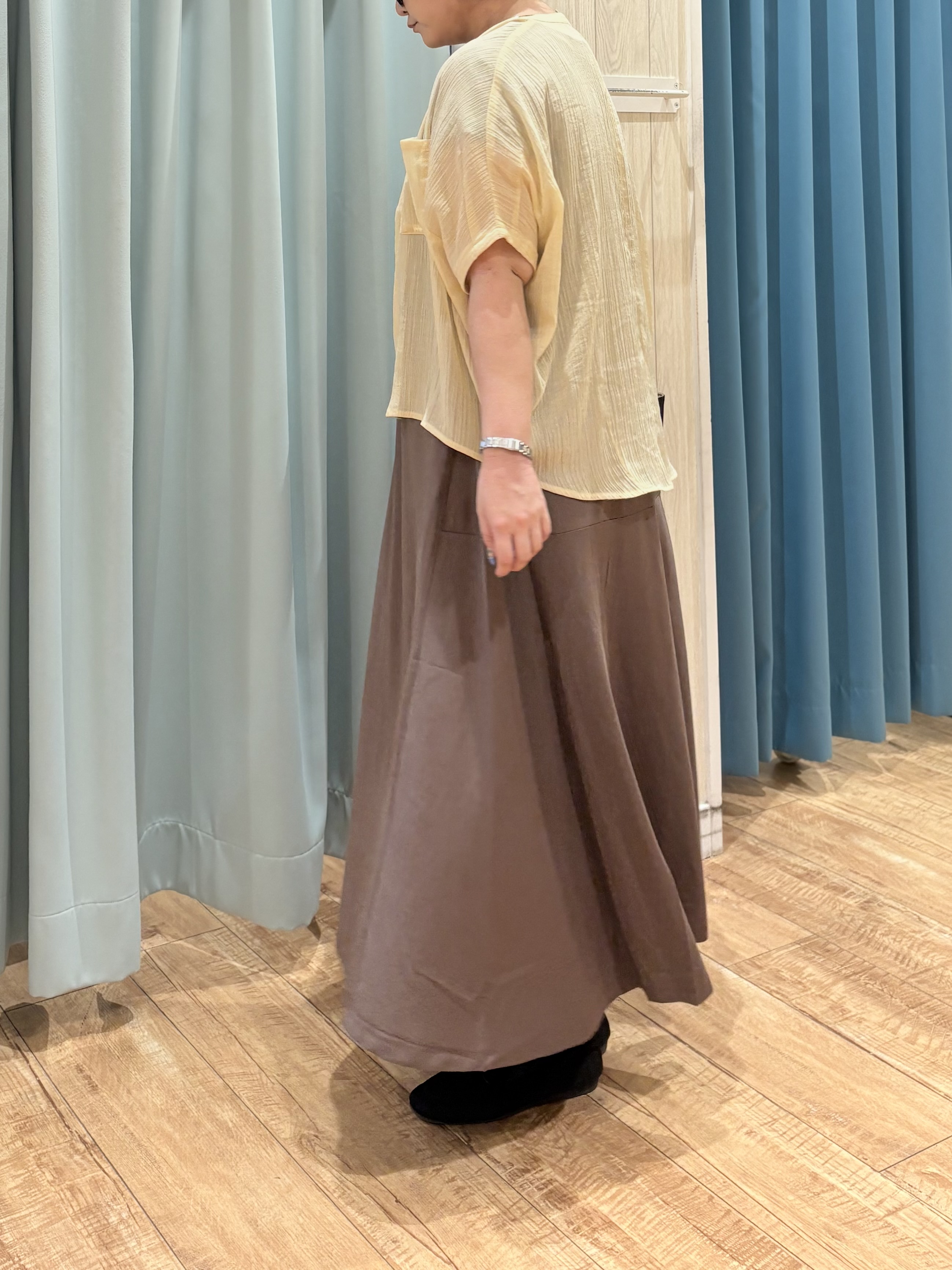砂糖さんの「SHOO･LA･RUE｜【洗濯機可/選べる6色】風合いを楽しむ 楊柳シアーゆったりドルマンブラウス」を使ったコーディネート