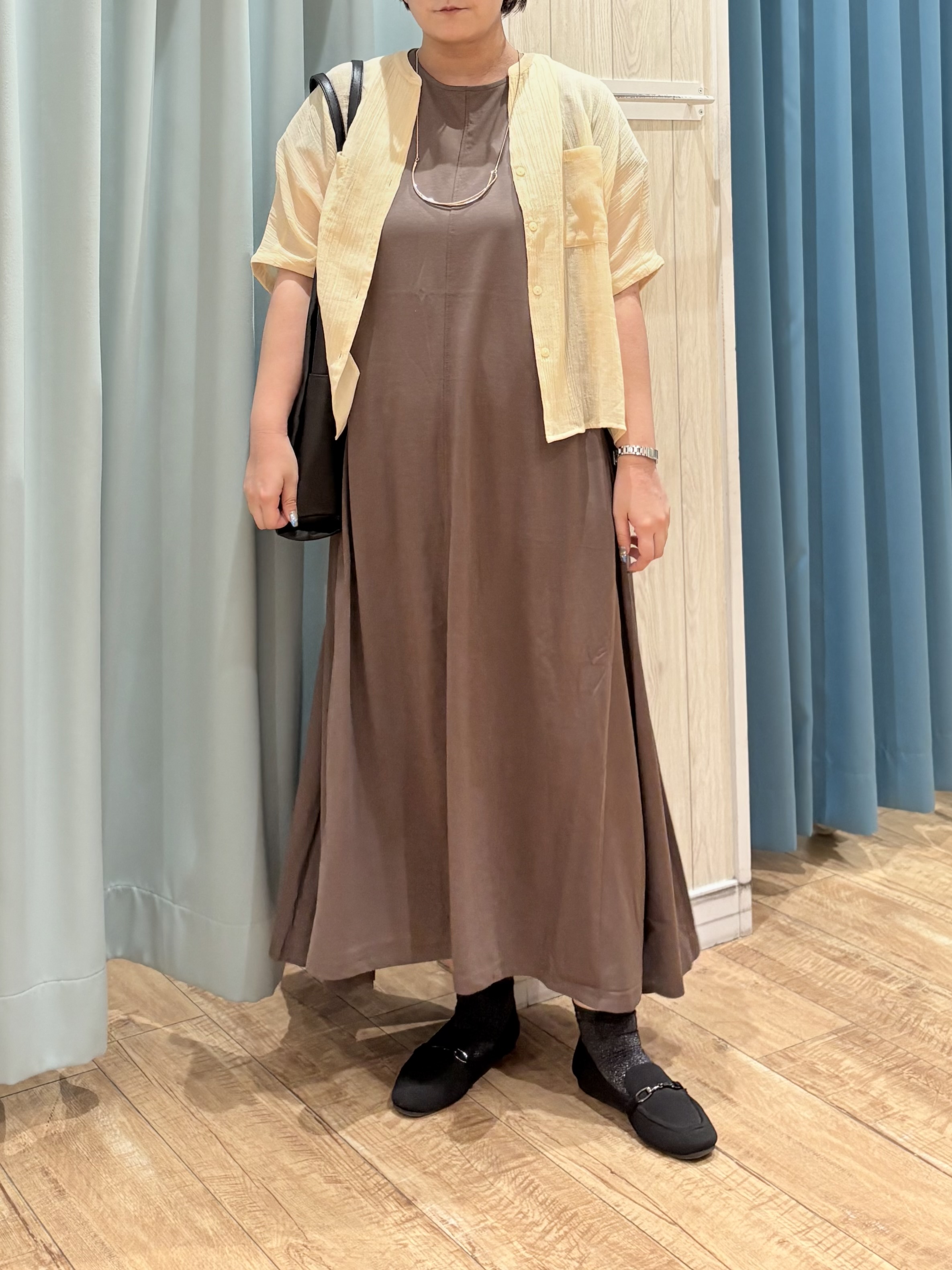 砂糖さんの「SHOO･LA･RUE｜【洗濯機可/選べる6色】風合いを楽しむ 楊柳シアーゆったりドルマンブラウス」を使ったコーディネート