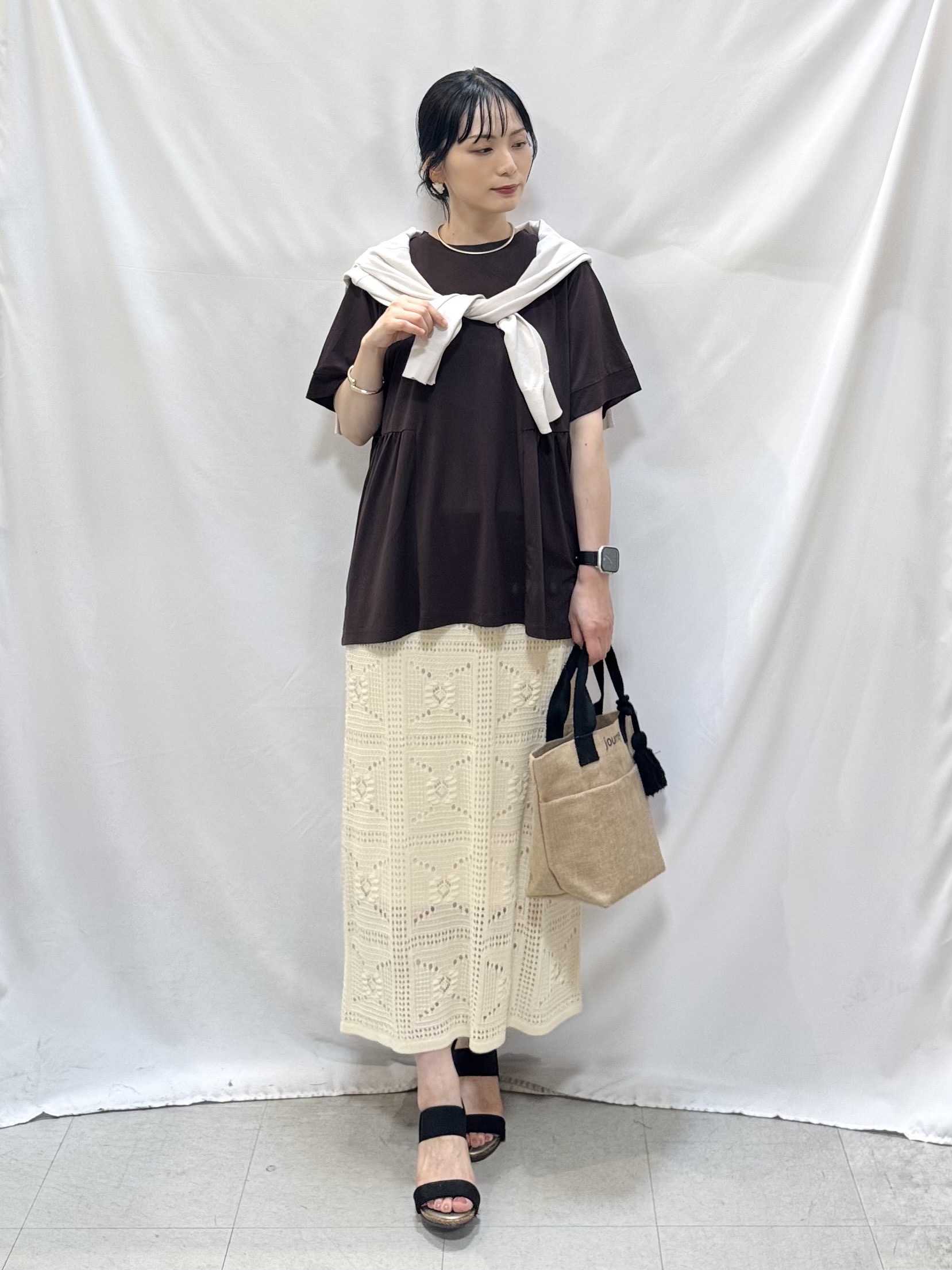 𝐇𝐢𝐫𝐨𝐦𝐢さんの「SHOO･LA･RUE｜【洗濯機可/ひんやり/UV】さらっとしたタッチが心地よい ショート丈 Vネックカーディガン」を使ったコーディネート