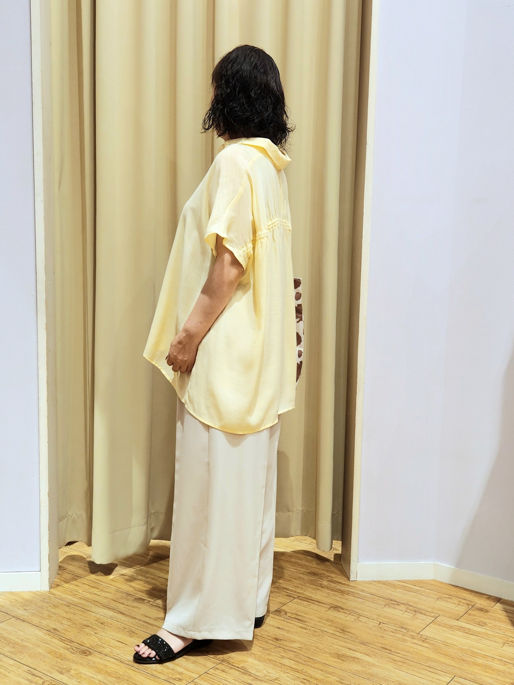 くまさんの「SHOO･LA･RUE｜【ひんやり/UV】ほんのりシアーで上品な バックギャザーブラウス」を使ったコーディネート