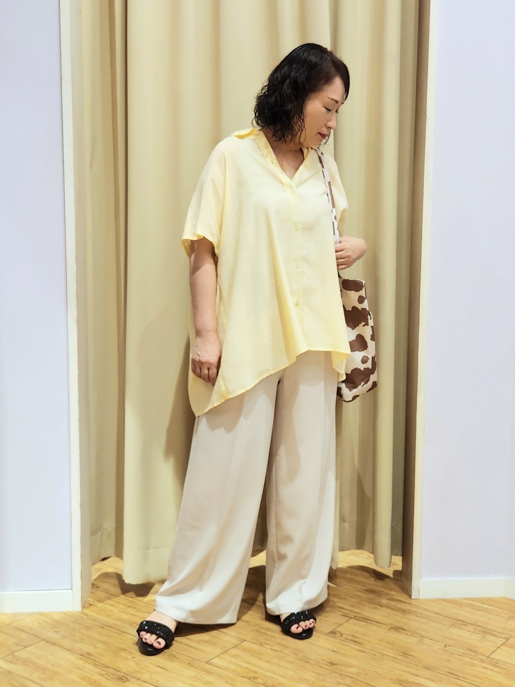 くまさんの「SHOO･LA･RUE｜【ひんやり/UV】ほんのりシアーで上品な バックギャザーブラウス」を使ったコーディネート