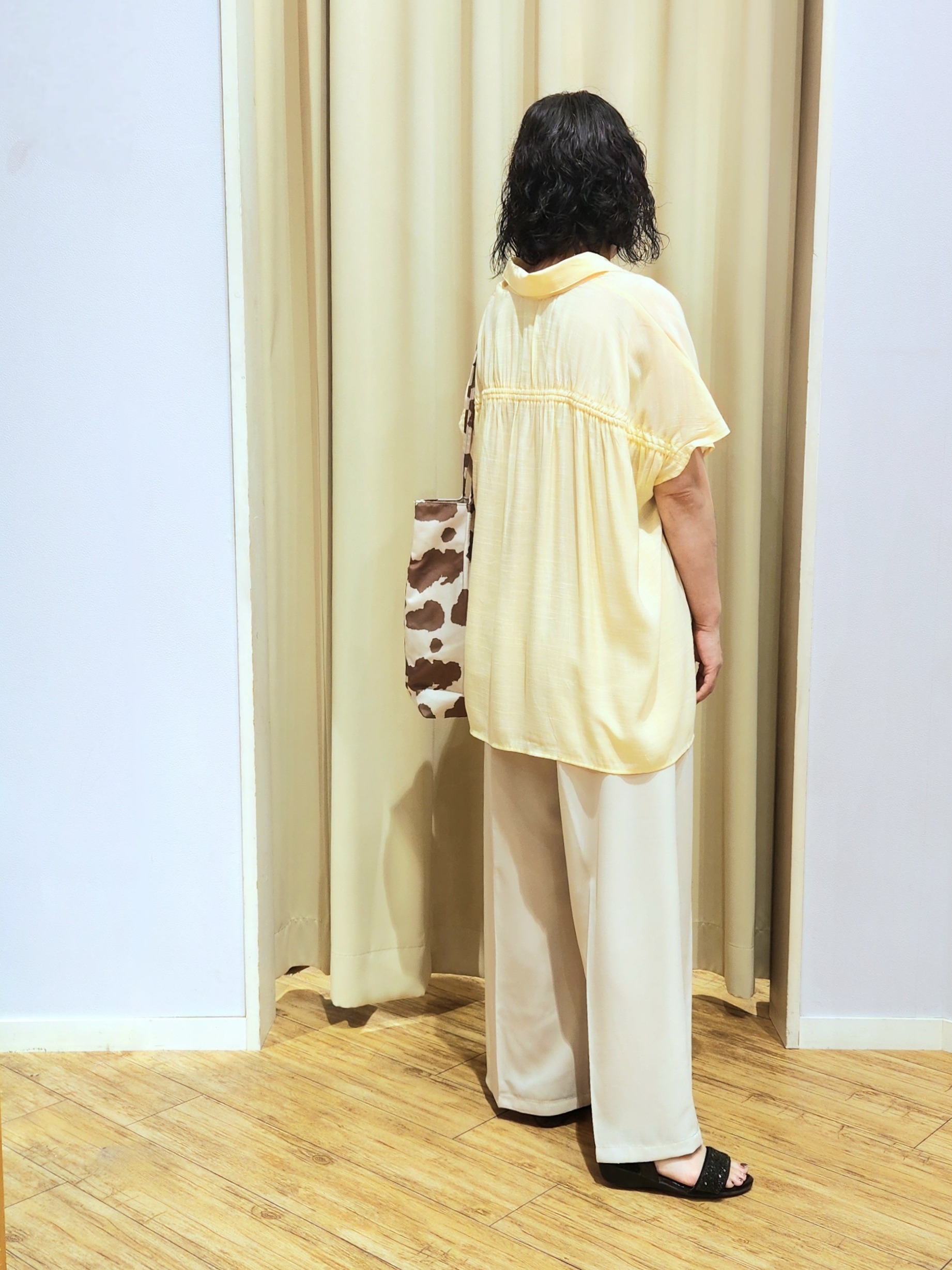 くまさんの「SHOO･LA･RUE｜【ひんやり/UV】ほんのりシアーで上品な バックギャザーブラウス」を使ったコーディネート