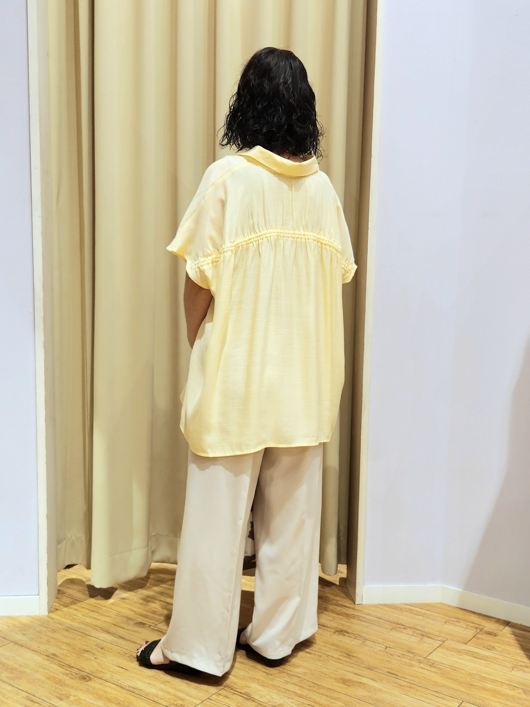 くまさんの「SHOO･LA･RUE｜【ひんやり/UV】ほんのりシアーで上品な バックギャザーブラウス」を使ったコーディネート