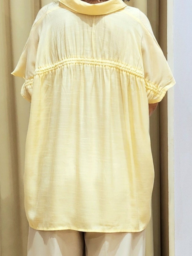くまさんの「SHOO･LA･RUE｜【ひんやり/UV】ほんのりシアーで上品な バックギャザーブラウス」を使ったコーディネート
