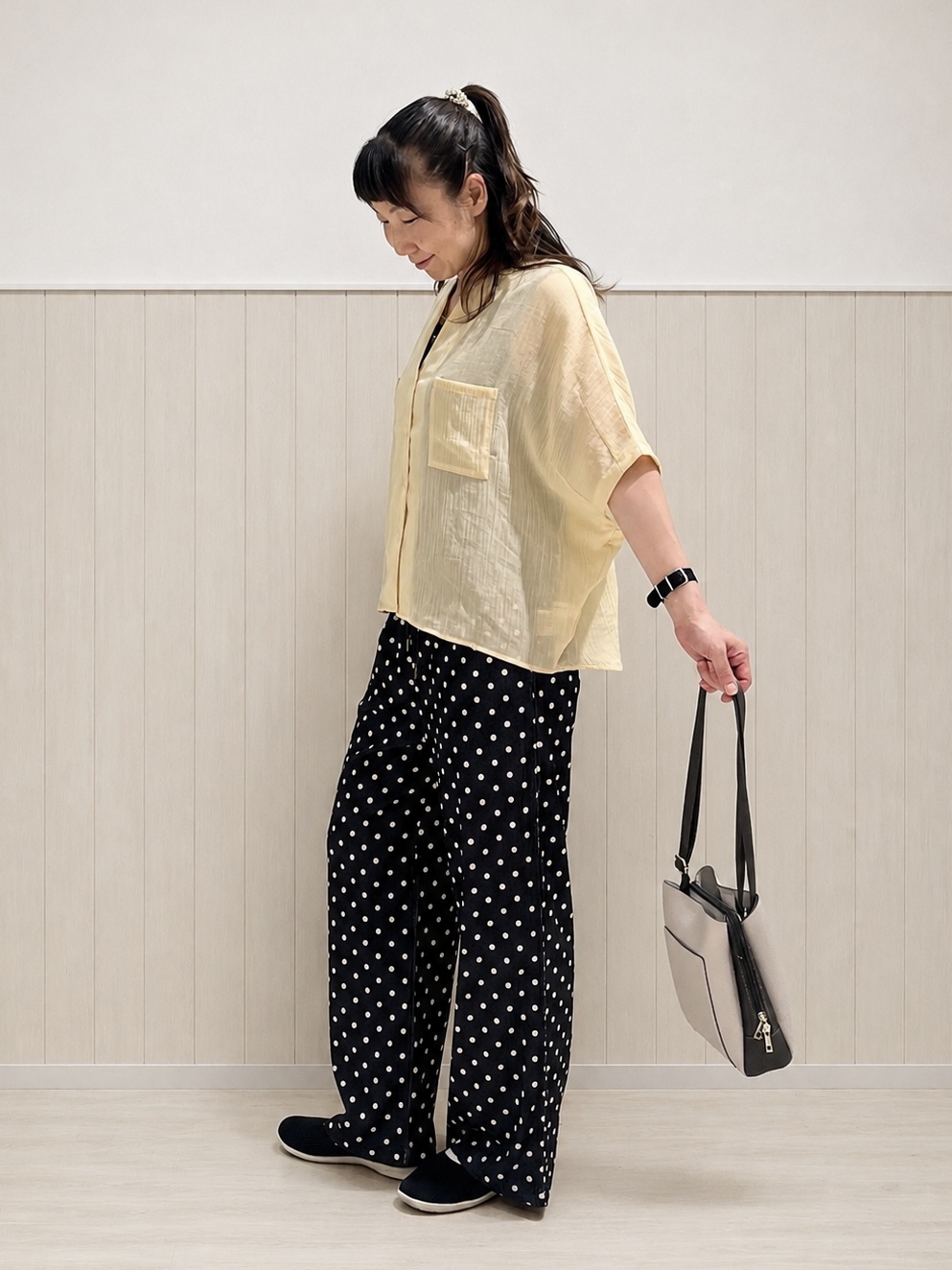まつみさんの「SHOO･LA･RUE｜【洗濯機可/選べる6色】ナチュラルな風合いが魅力 ゆったり楊柳シアードルマンブラウス」を使ったコーディネート