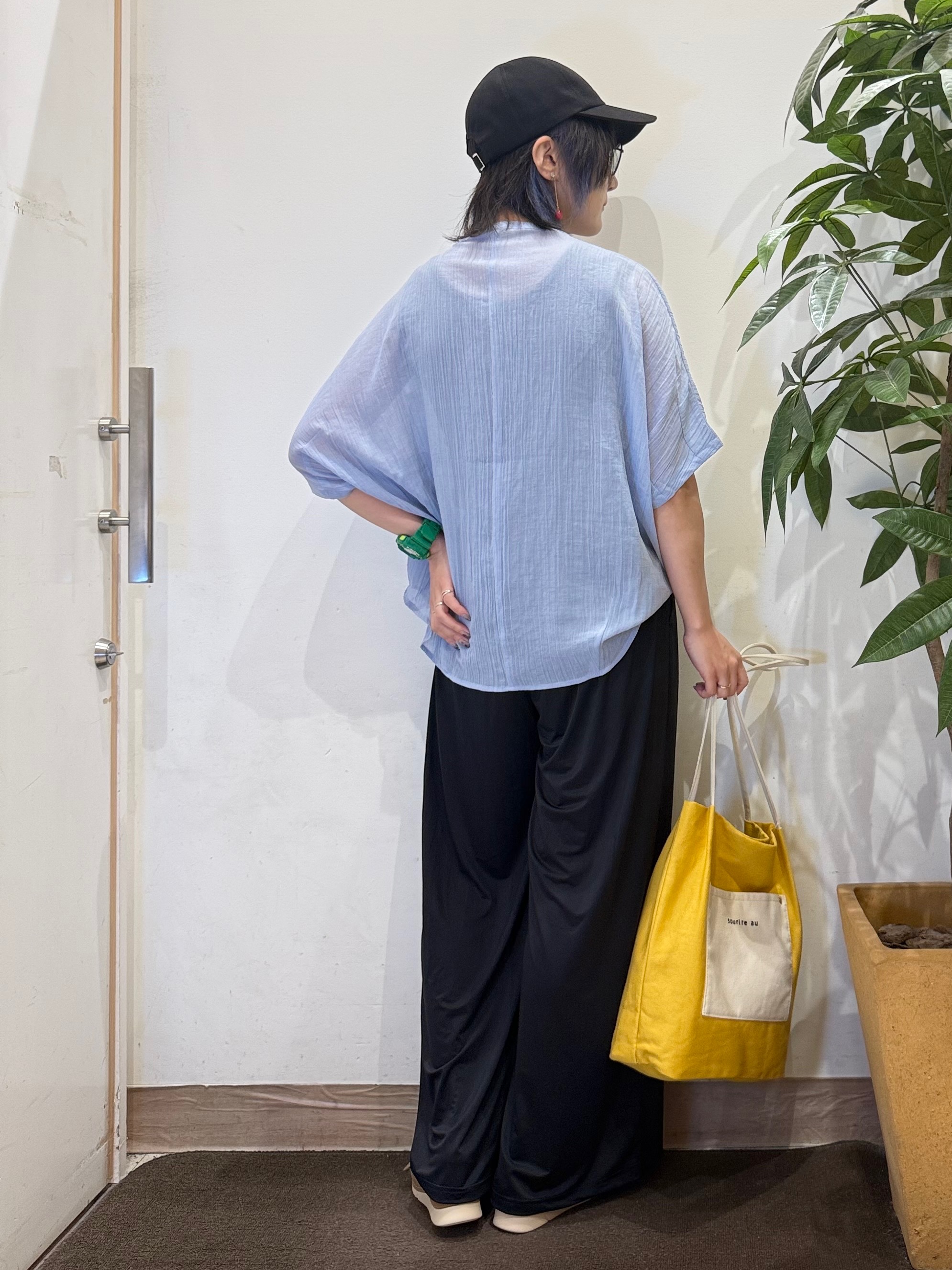 misakiさんの「SHOO･LA･RUE｜【洗濯機可/選べる6色】ナチュラルな風合いが魅力 ゆったり楊柳シアードルマンブラウス」を使ったコーディネート