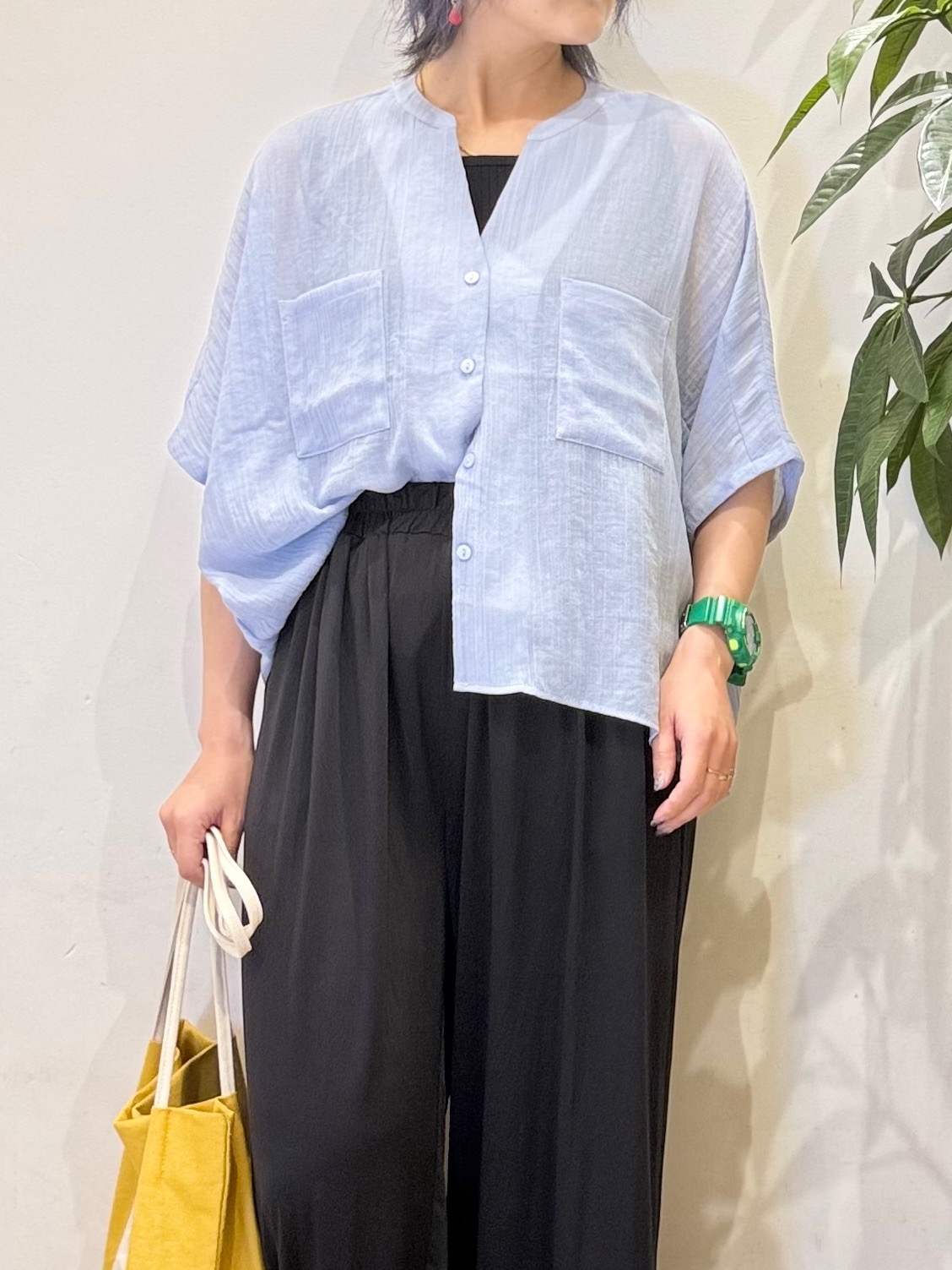 misakiさんの「SHOO･LA･RUE｜【洗濯機可/選べる6色】ナチュラルな風合いが魅力 ゆったり楊柳シアードルマンブラウス」を使ったコーディネート