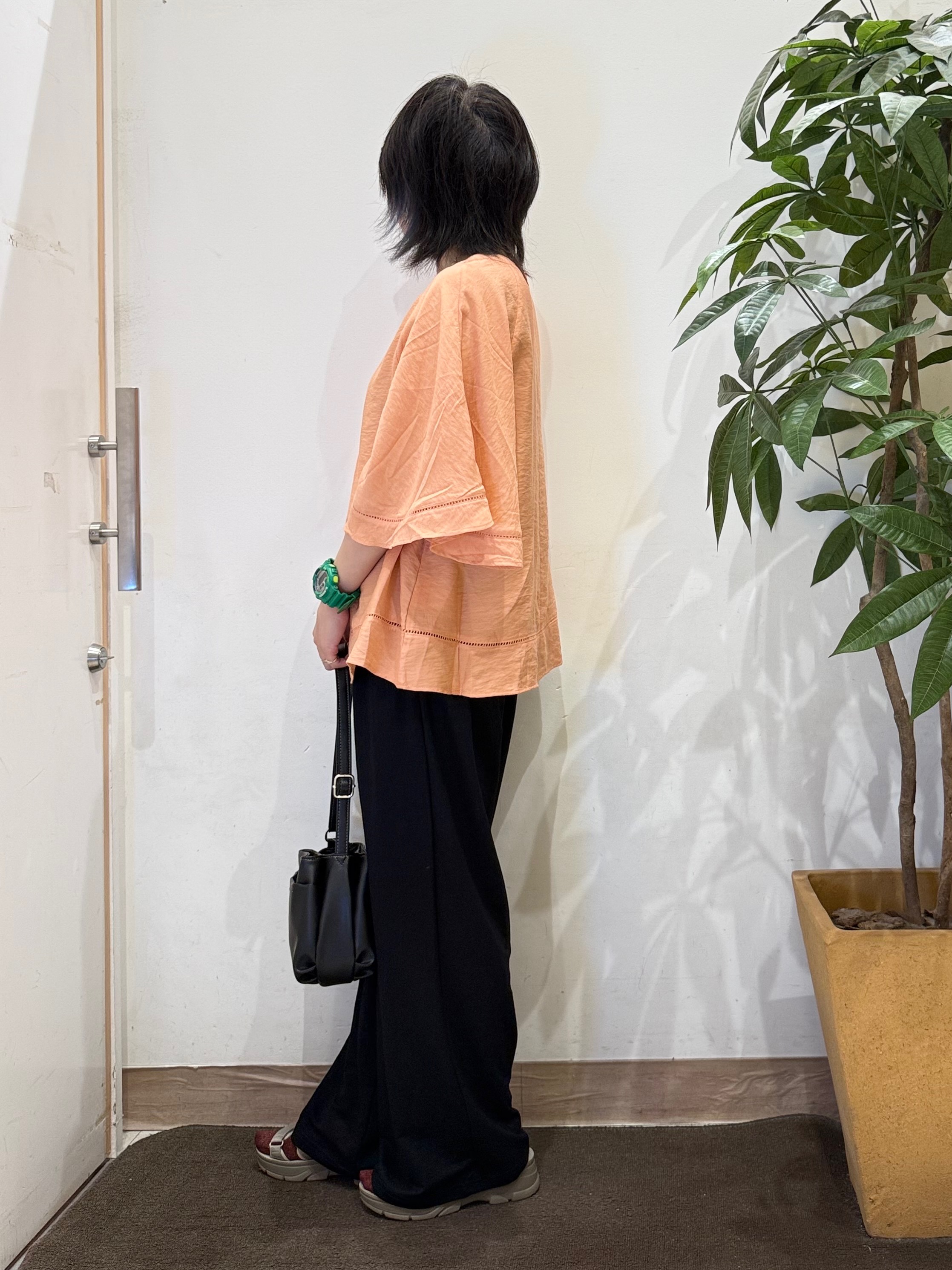 misakiさんの「SHOO･LA･RUE｜【ひんやり/S-LL/洗濯機可】体型カバー ふんわりスラブポンチョ風ブラウス」を使ったコーディネート