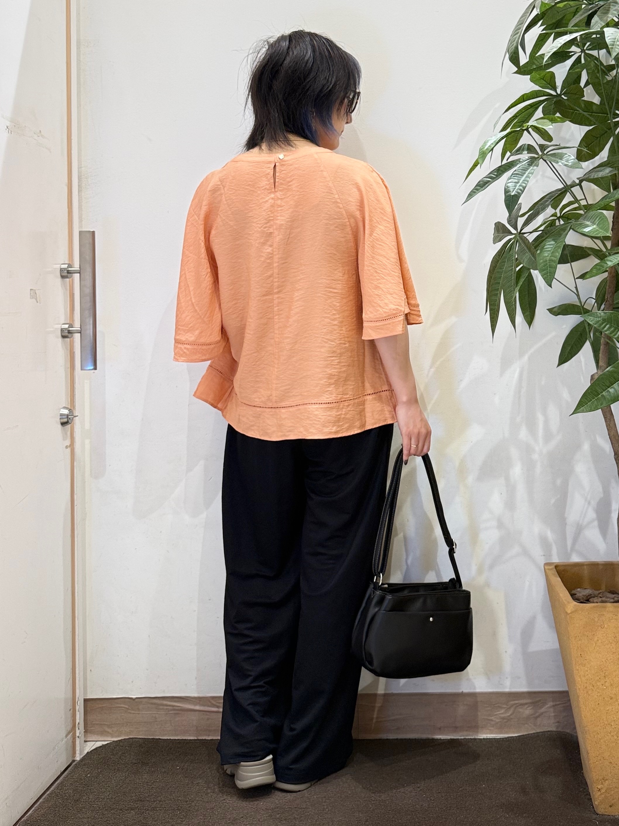 misakiさんの「SHOO･LA･RUE｜【ひんやり/S-LL/洗濯機可】体型カバー ふんわりスラブポンチョ風ブラウス」を使ったコーディネート