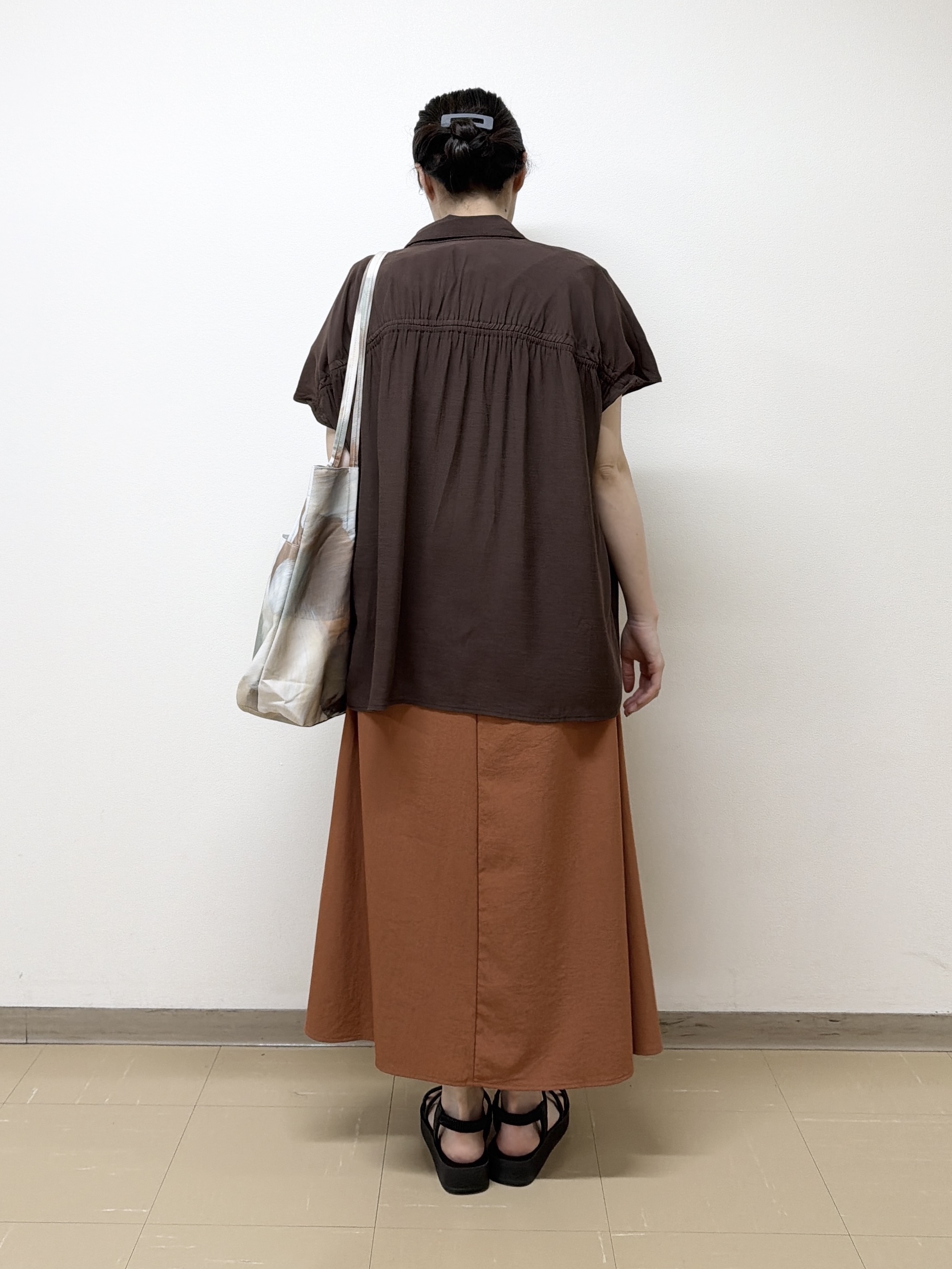 あんづさんの「SHOO･LA･RUE｜【ひんやり/UV】ほんのりシアーで上品な バックギャザーブラウス」を使ったコーディネート
