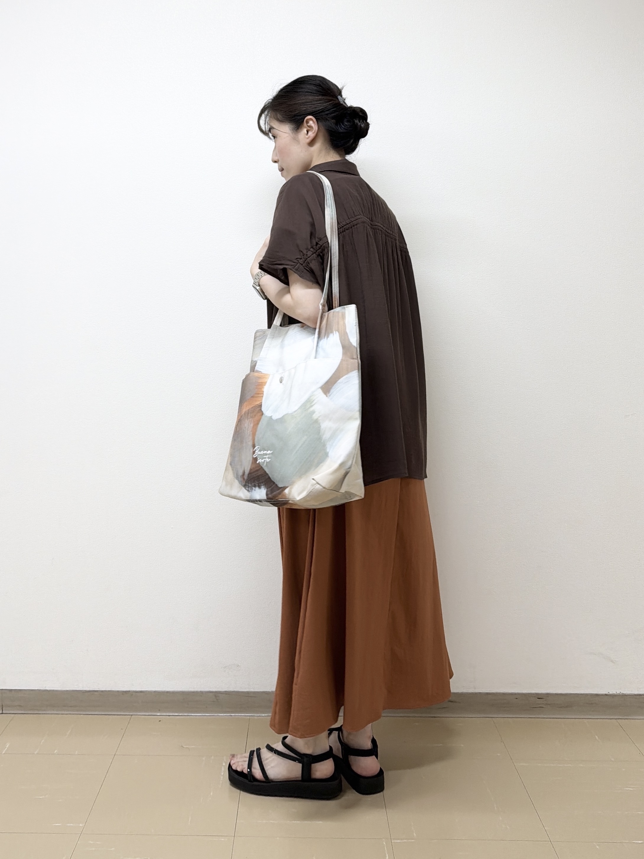 あんづさんの「SHOO･LA･RUE｜【ひんやり/UV】ほんのりシアーで上品な バックギャザーブラウス」を使ったコーディネート