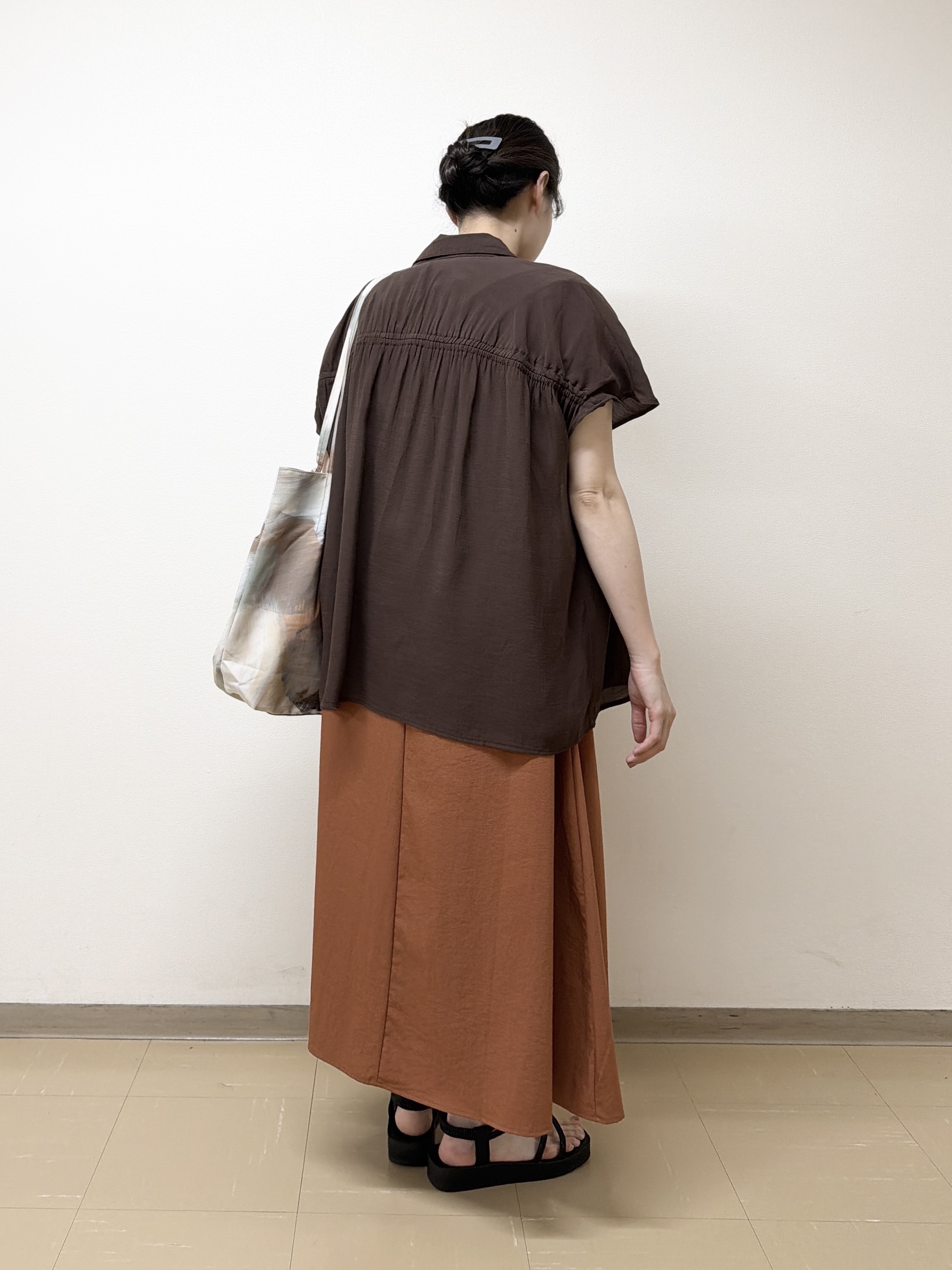 あんづさんの「SHOO･LA･RUE｜【ひんやり/UV】ほんのりシアーで上品な バックギャザーブラウス」を使ったコーディネート