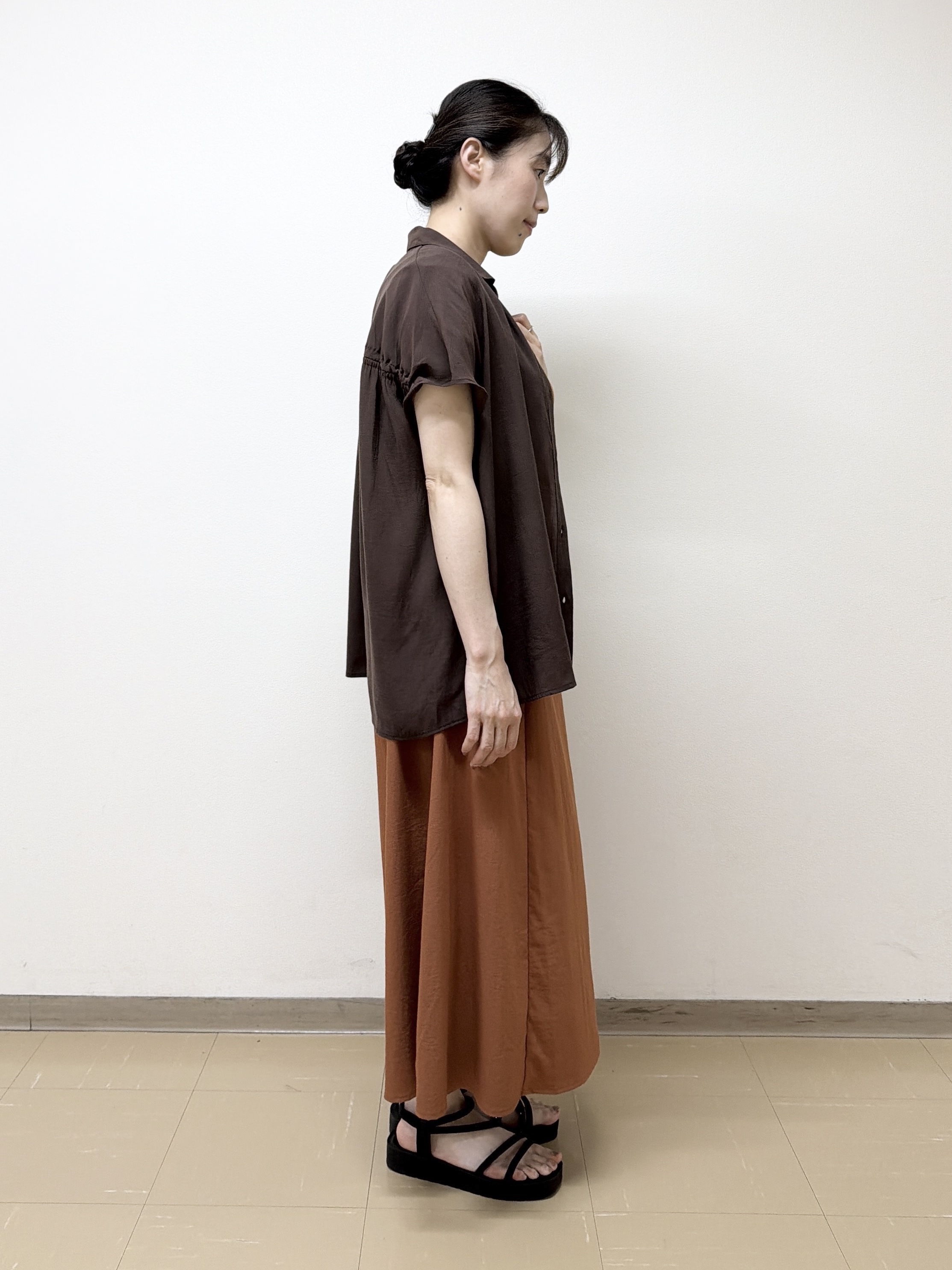 あんづさんの「SHOO･LA･RUE｜【ひんやり/UV】ほんのりシアーで上品な バックギャザーブラウス」を使ったコーディネート