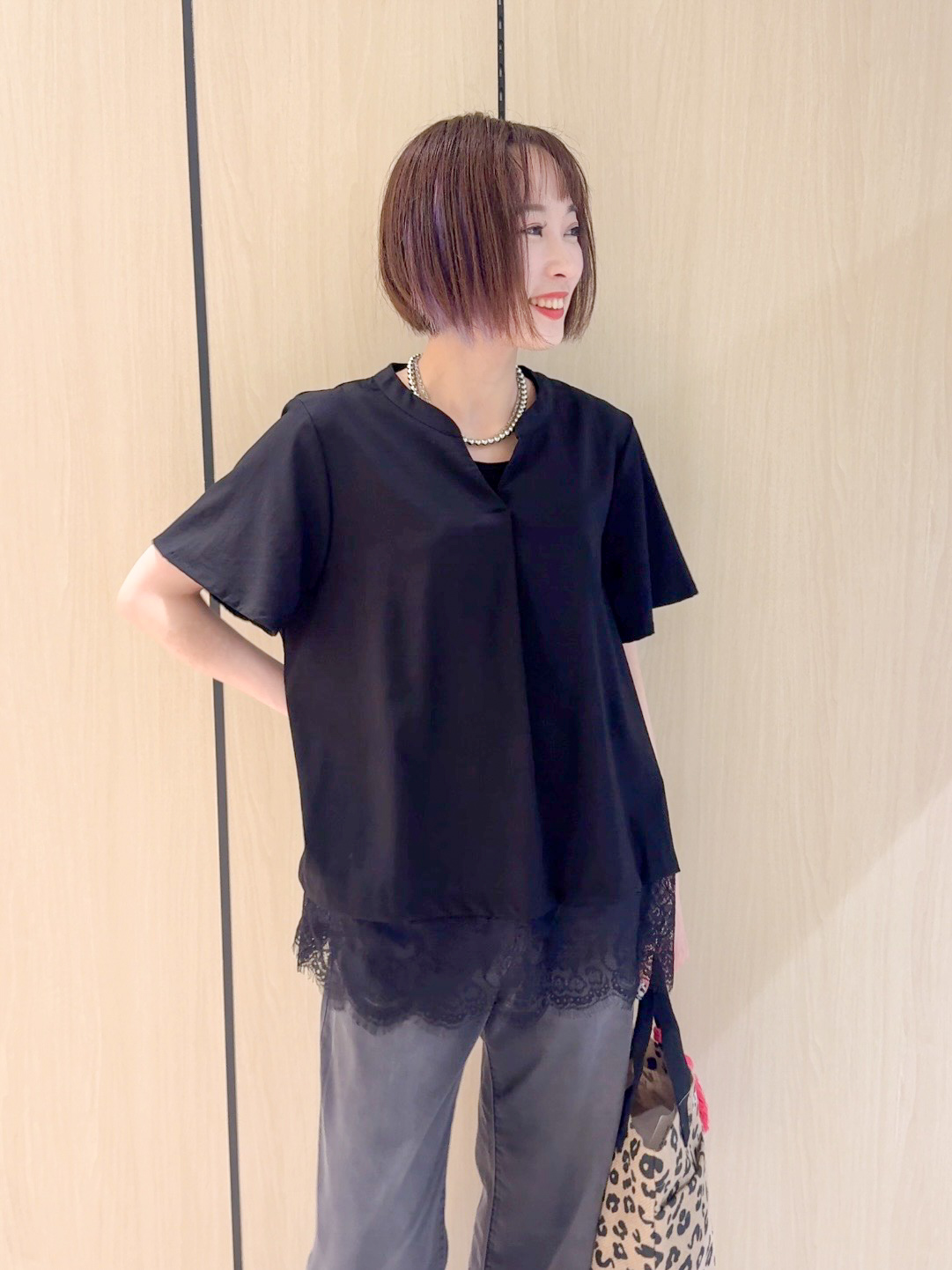 𝐜𝐡𝐢𝐤𝐚さんの「SHOO･LA･RUE｜【ひんやり/S-LL/洗濯機可】軽凛(かろりん) スキッパー裾レースブラウス」を使ったコーディネート